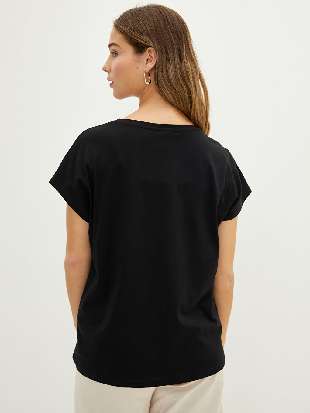 تيشيرت نسائي قطن بقصة مستقيمة وفتحة رقبة على شكل حرف V وكم قصير-4