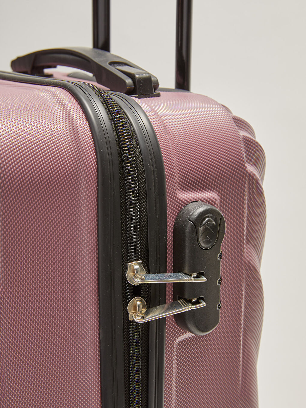 Medium Size Luggage with Pull Mechanism-4