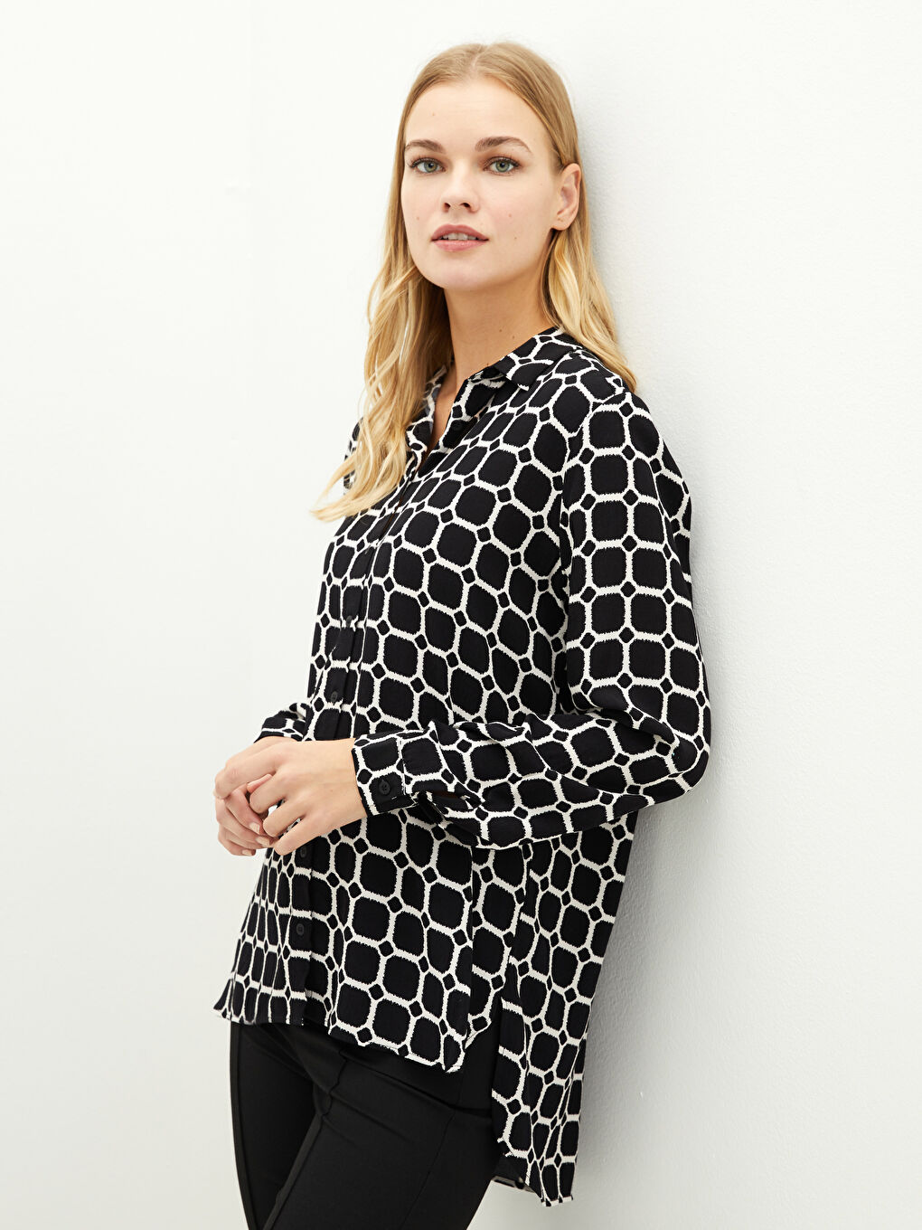 قميص نسائي بأكمام طويلة مطبوع بنقشة وإغلاق بأزرار أمامية من نسيج جلد صناعي