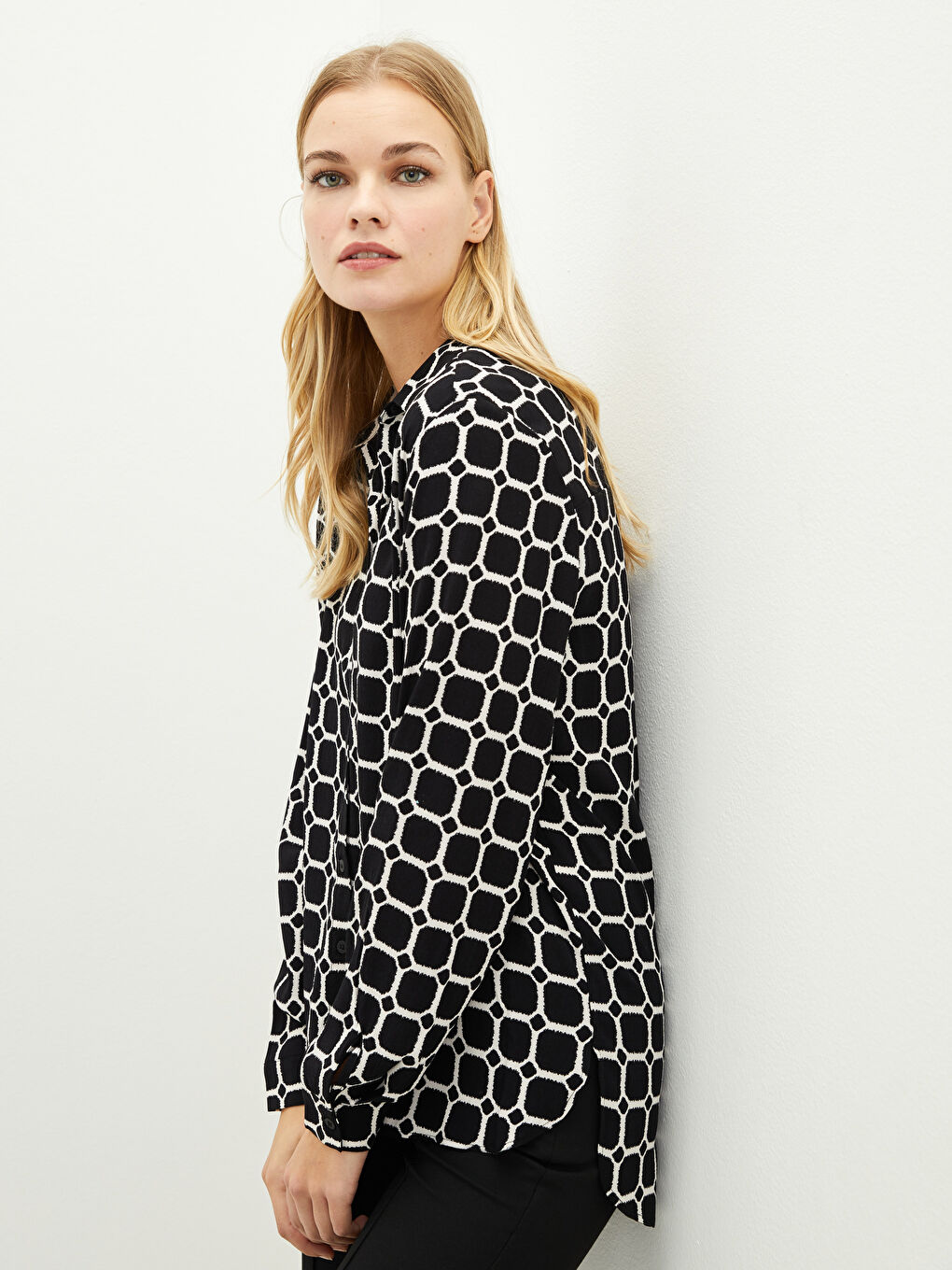 قميص نسائي بأكمام طويلة مطبوع بنقشة وإغلاق بأزرار أمامية من نسيج جلد صناعي-1