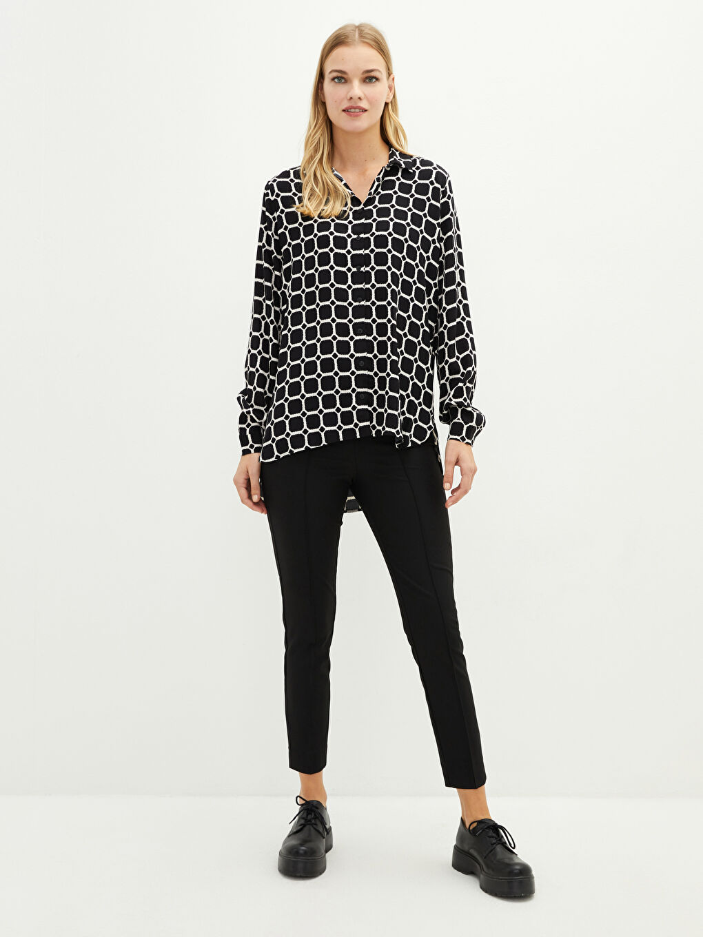 قميص نسائي بأكمام طويلة مطبوع بنقشة وإغلاق بأزرار أمامية من نسيج جلد صناعي-2