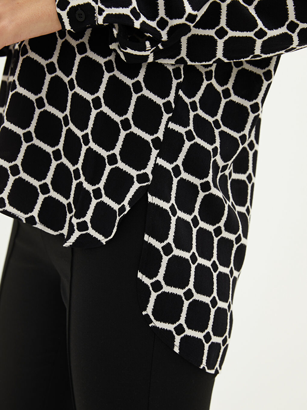 قميص نسائي بأكمام طويلة مطبوع بنقشة وإغلاق بأزرار أمامية من نسيج جلد صناعي-3