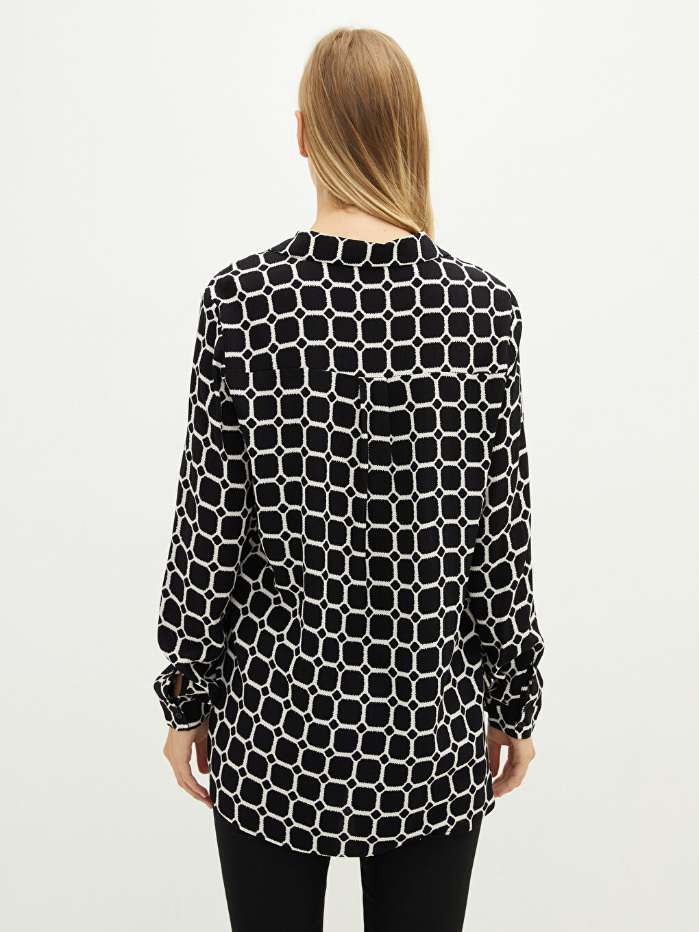 قميص نسائي بأكمام طويلة مطبوع بنقشة وإغلاق بأزرار أمامية من نسيج جلد صناعي-4