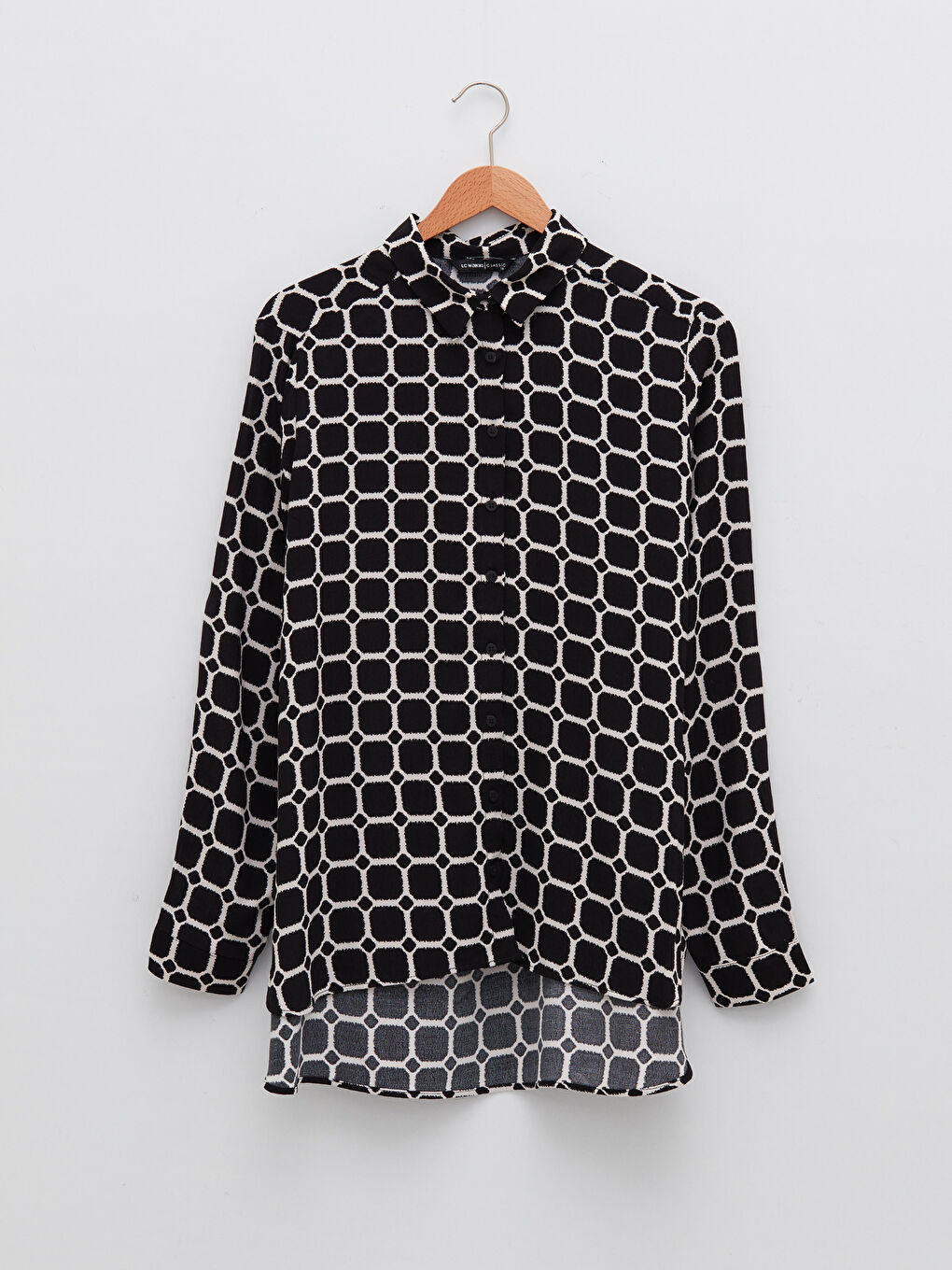 قميص نسائي بأكمام طويلة مطبوع بنقشة وإغلاق بأزرار أمامية من نسيج جلد صناعي-5