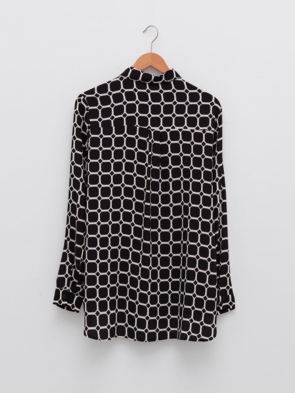 قميص نسائي بأكمام طويلة مطبوع بنقشة وإغلاق بأزرار أمامية من نسيج جلد صناعي-6