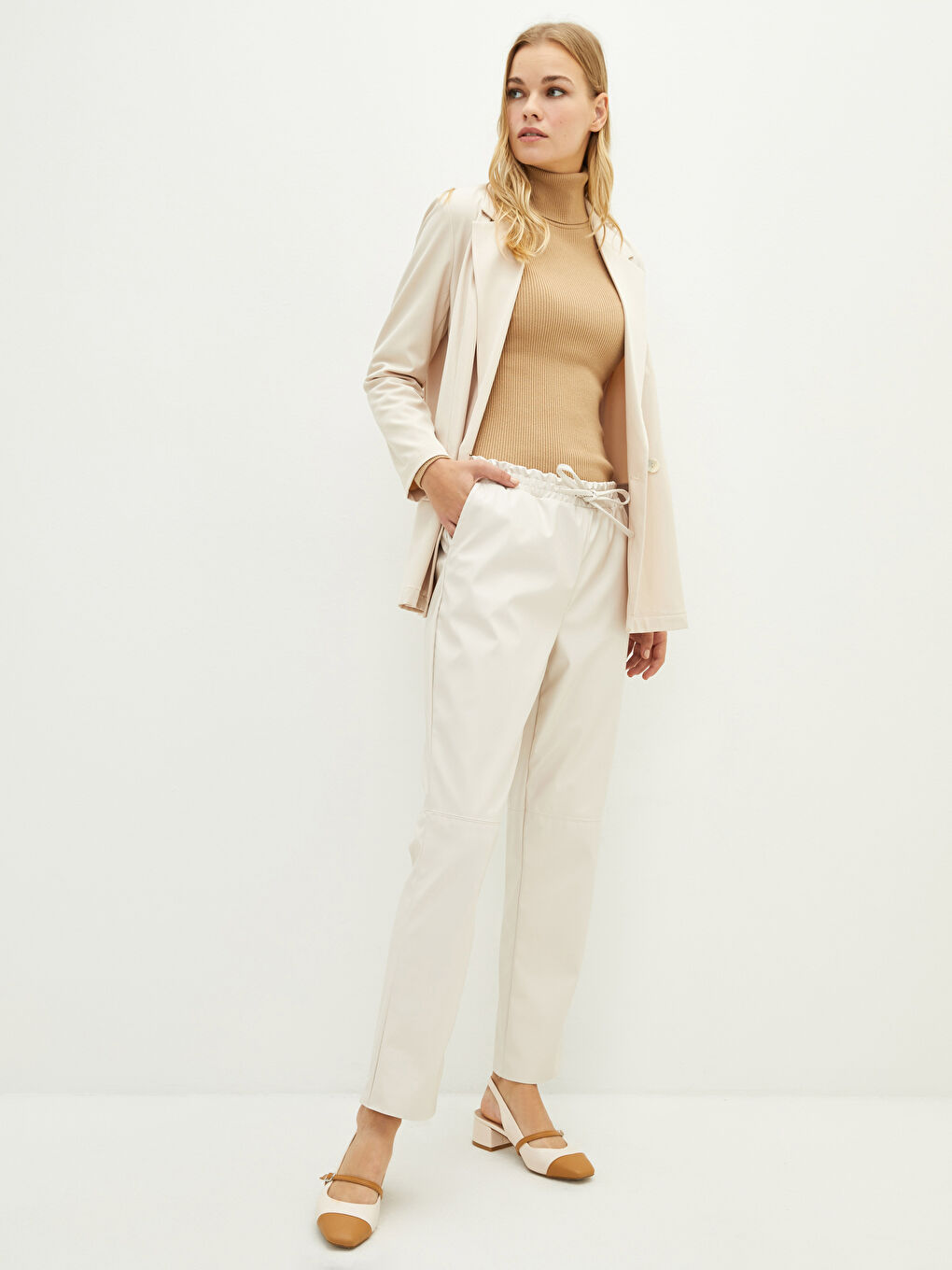 Pantalon Droit à Taille Élastiquée Coupe Confortable avec Poches pour Femmes Détail