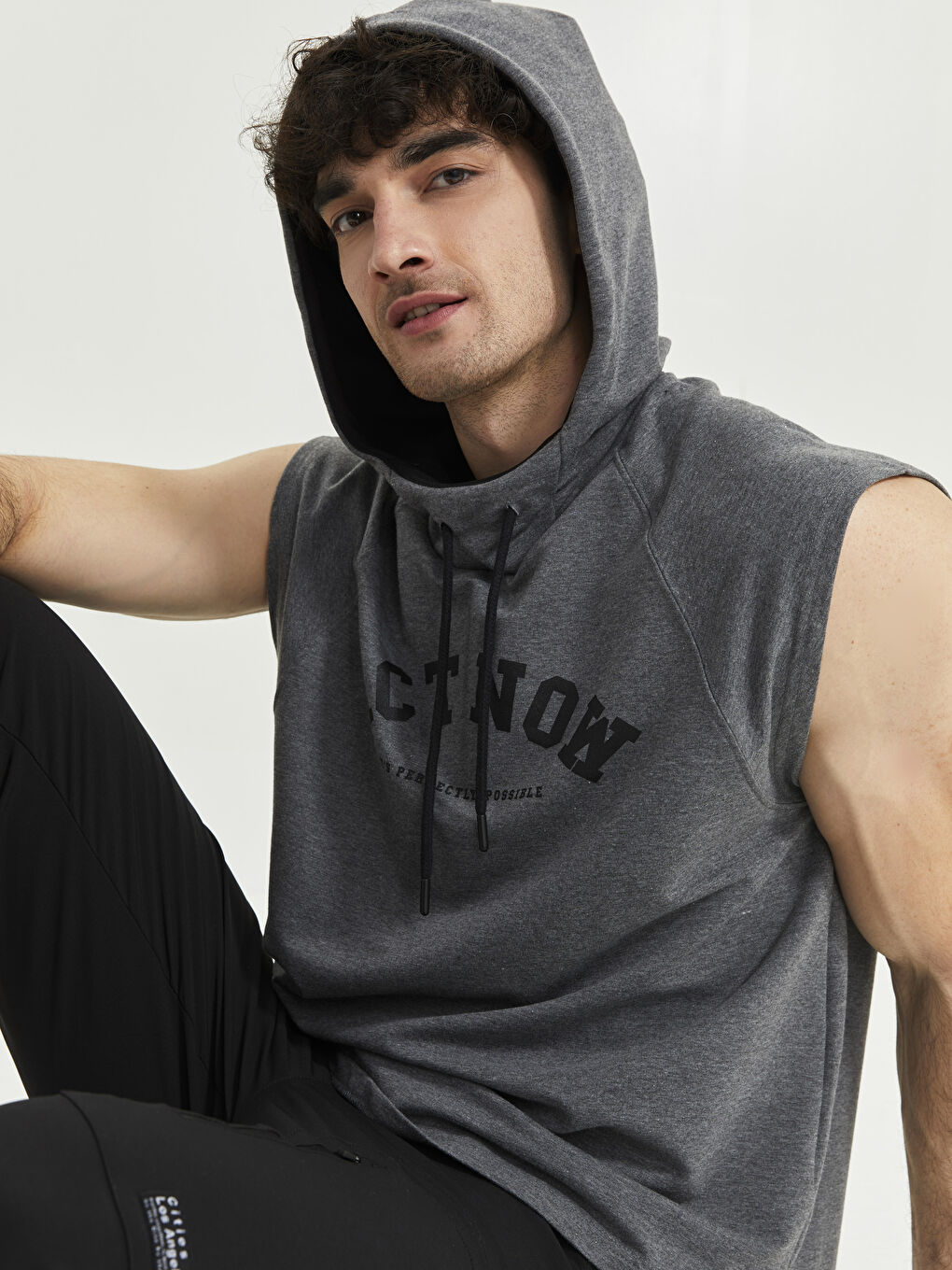 Antrasit Kapüşonlu Baskılı Erkek Kolsuz Tişört