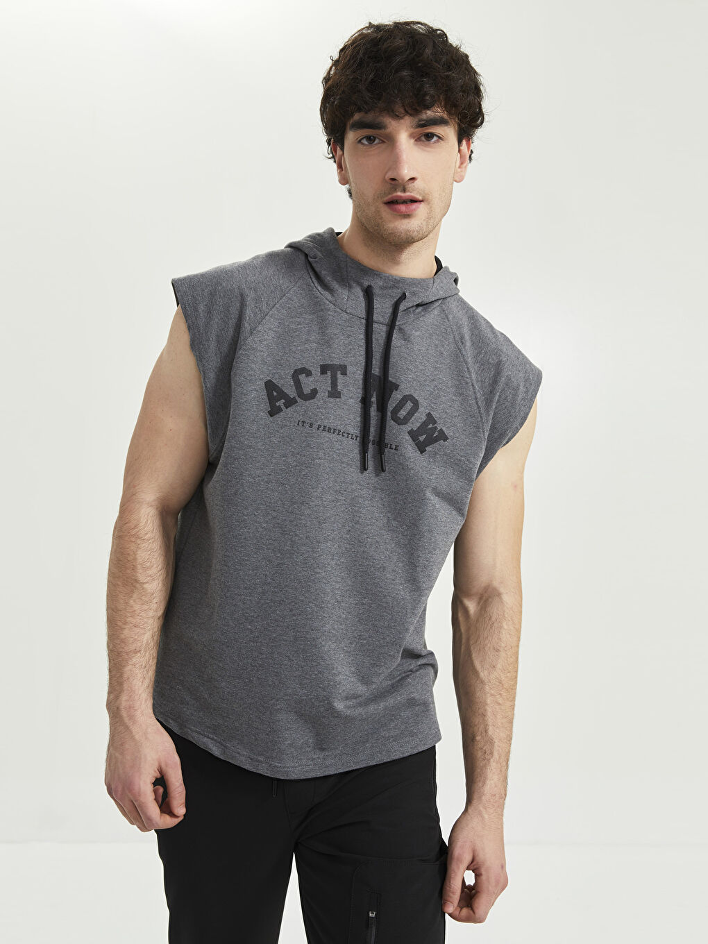 Antrasit Kapüşonlu Baskılı Erkek Kolsuz Tişört-1