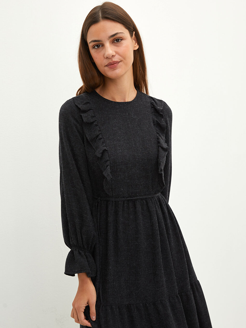 Robe Femme à Manches Longues avec Détail à Volants et Col Rond