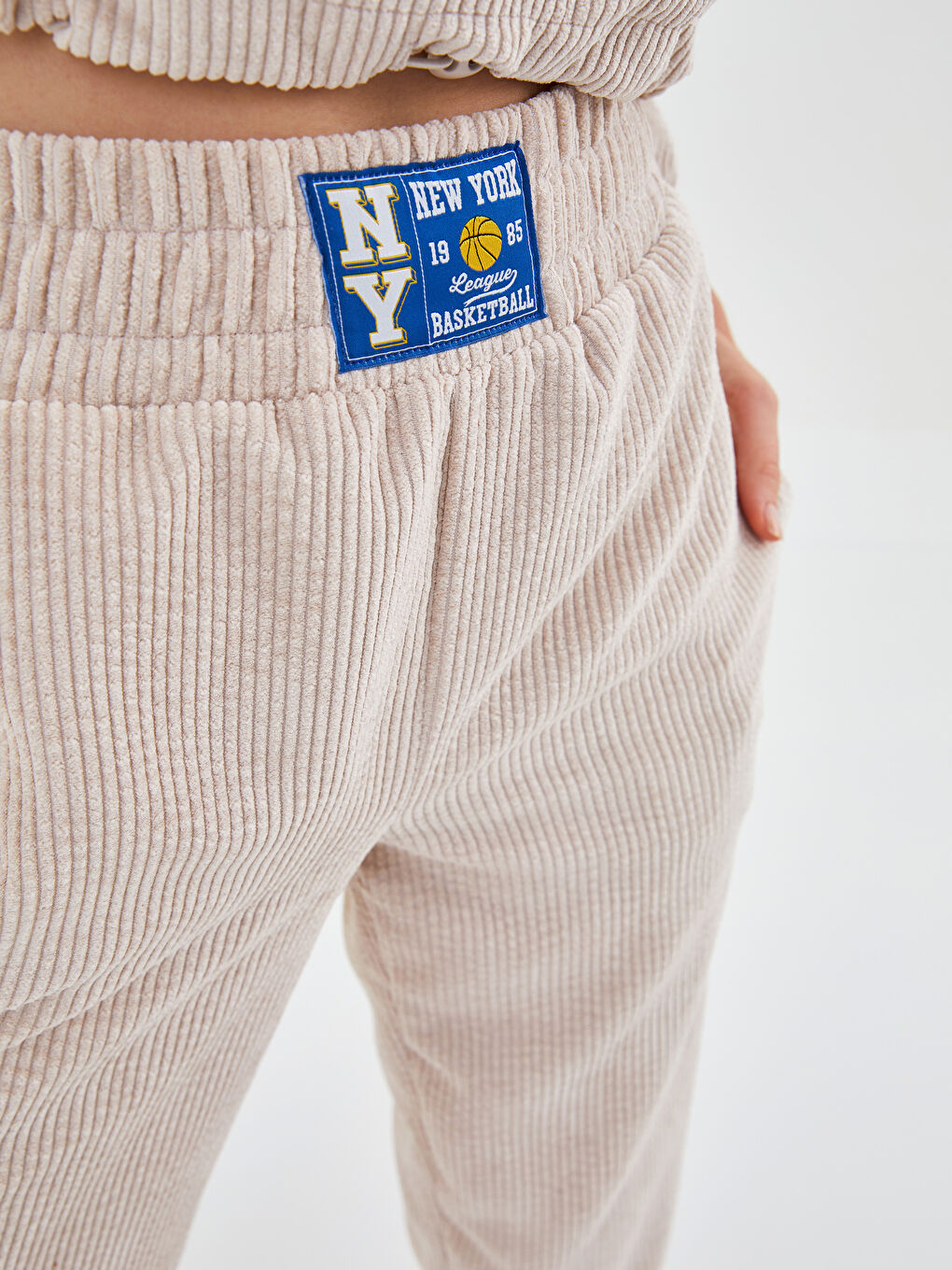 Elastic Waist Label Printed Pocket Detailed Women's Jogger Pants-3