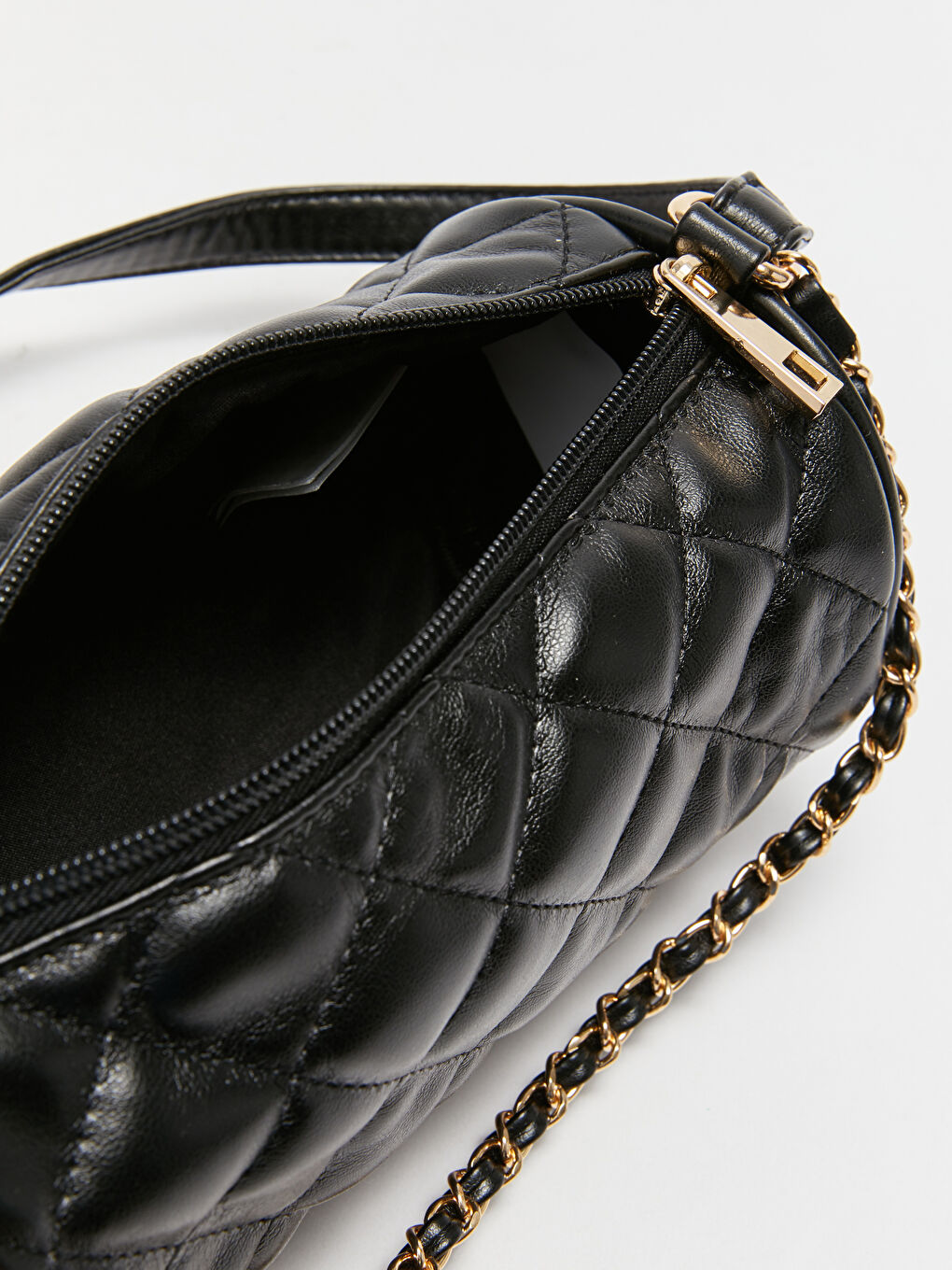 Siyah Deri Görünümlü Kapitoneli Kadın Çapraz Çanta-3