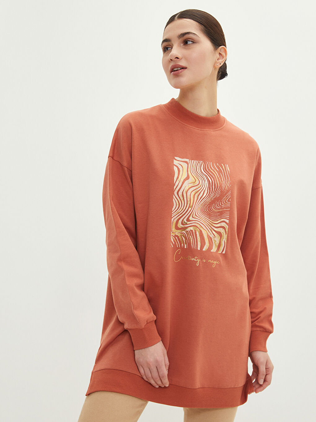 Kahverengi Dik Yaka Baskılı Oversize Kadın Kalın Sweatshirt Tunik