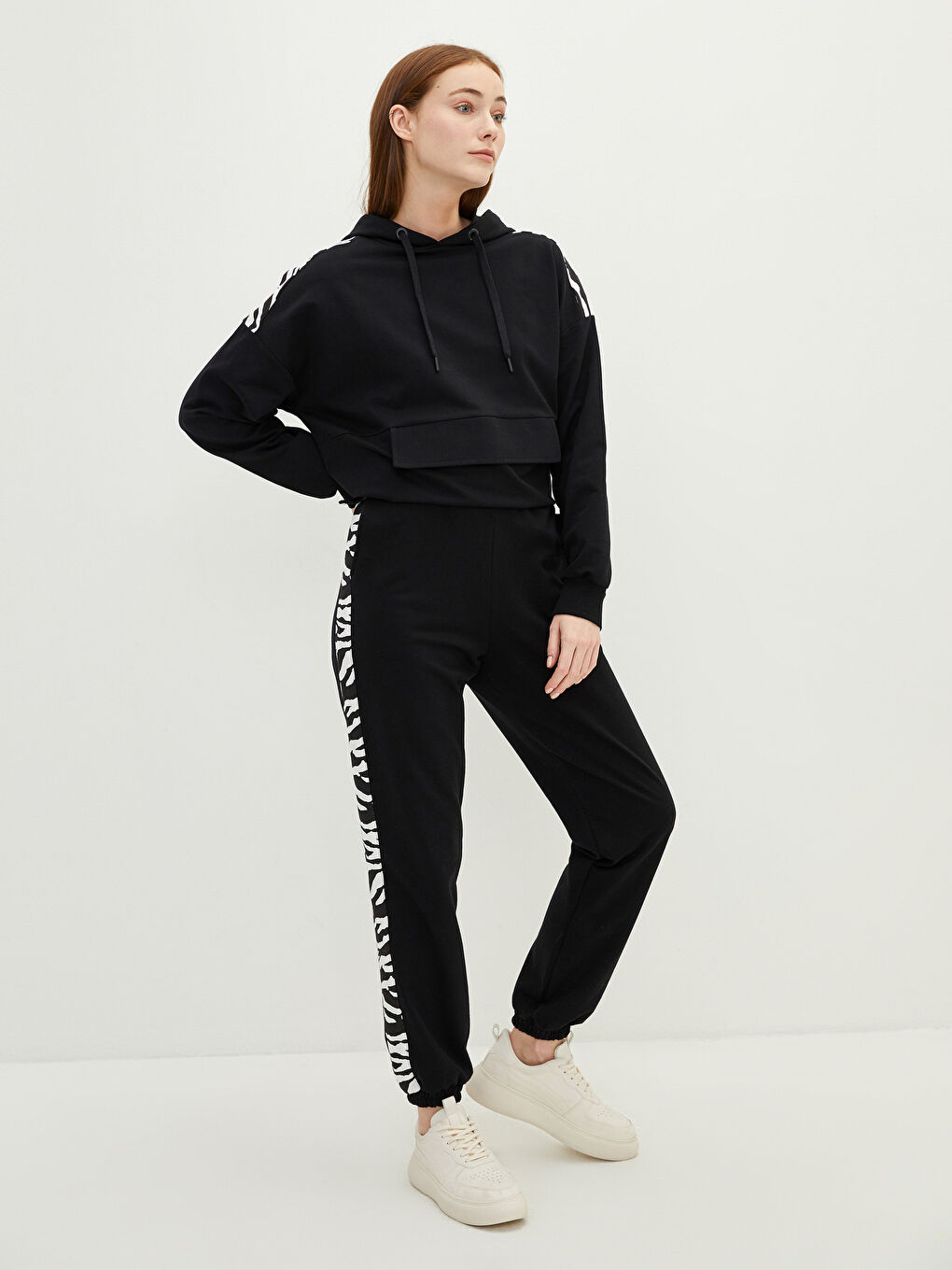 Siyah Beli Lastikli Baskılı Cep Detaylı Kadın Jogger Eşofman Altı-1