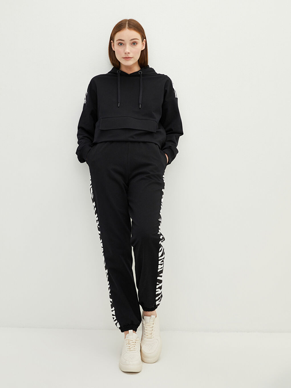 Siyah Beli Lastikli Baskılı Cep Detaylı Kadın Jogger Eşofman Altı-3