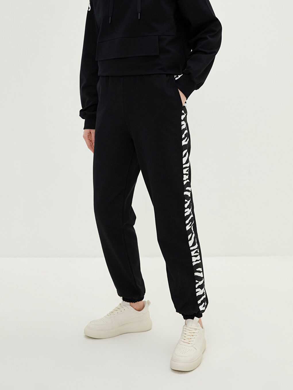 Siyah Beli Lastikli Baskılı Cep Detaylı Kadın Jogger Eşofman Altı-5