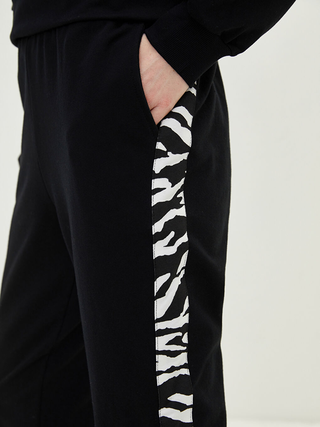 Siyah Beli Lastikli Baskılı Cep Detaylı Kadın Jogger Eşofman Altı-7