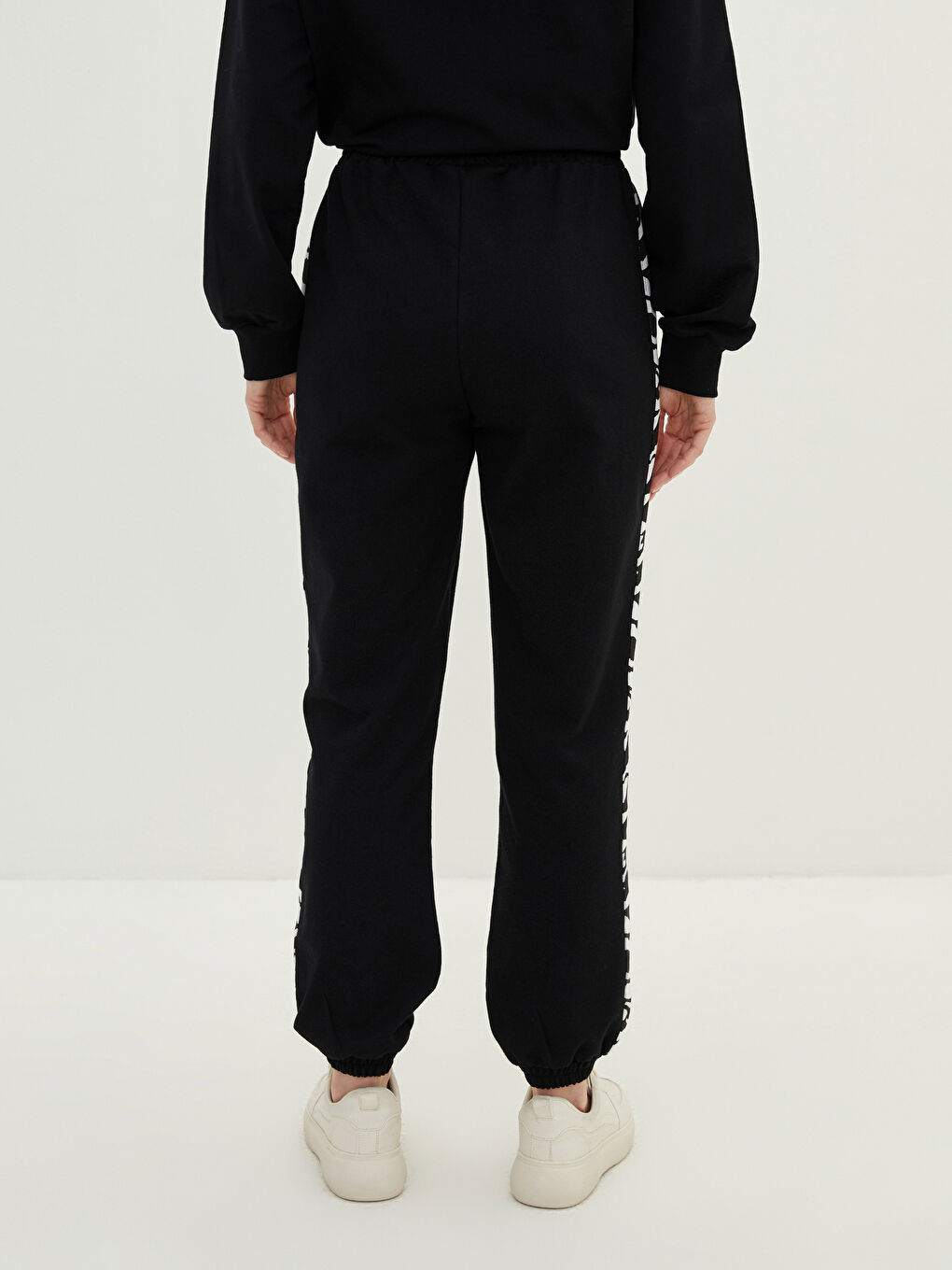 Siyah Beli Lastikli Baskılı Cep Detaylı Kadın Jogger Eşofman Altı-8