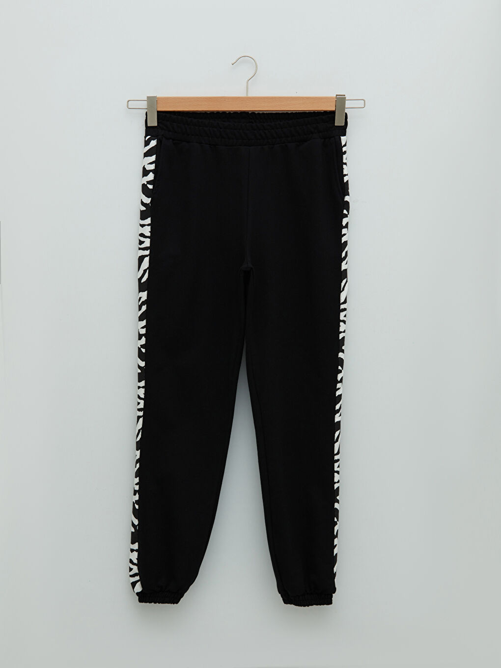 Siyah Beli Lastikli Baskılı Cep Detaylı Kadın Jogger Eşofman Altı-9