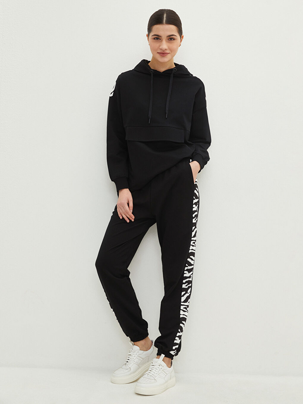 Siyah Beli Lastikli Baskılı Cep Detaylı Kadın Jogger Eşofman Altı