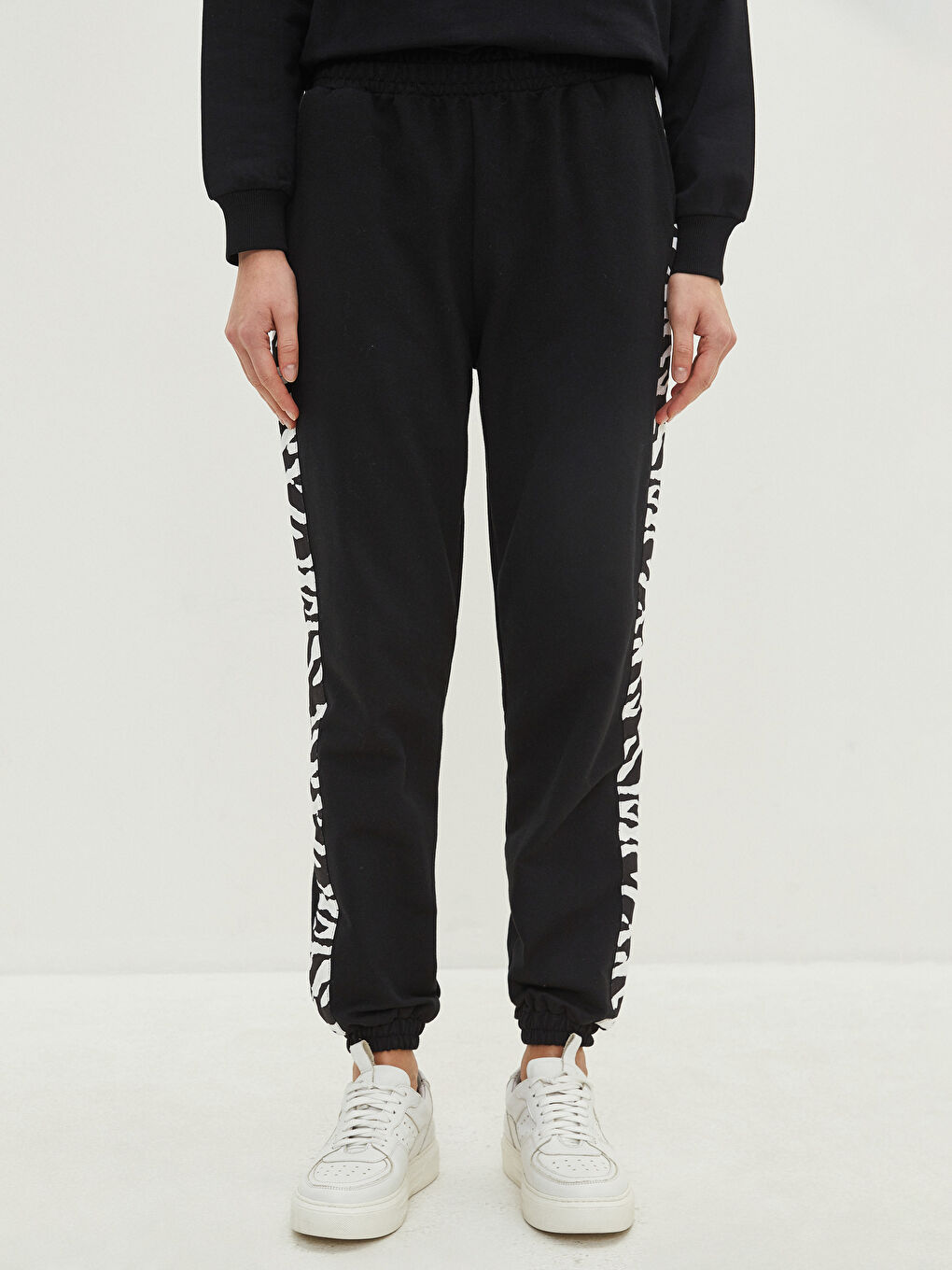 Siyah Beli Lastikli Baskılı Cep Detaylı Kadın Jogger Eşofman Altı-2