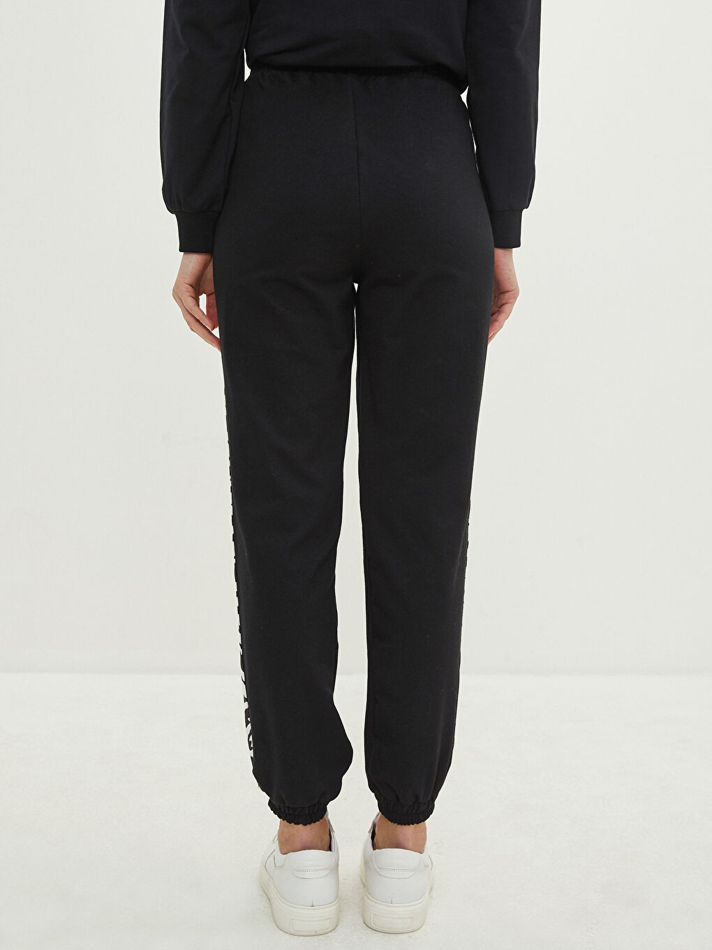 Siyah Beli Lastikli Baskılı Cep Detaylı Kadın Jogger Eşofman Altı-4