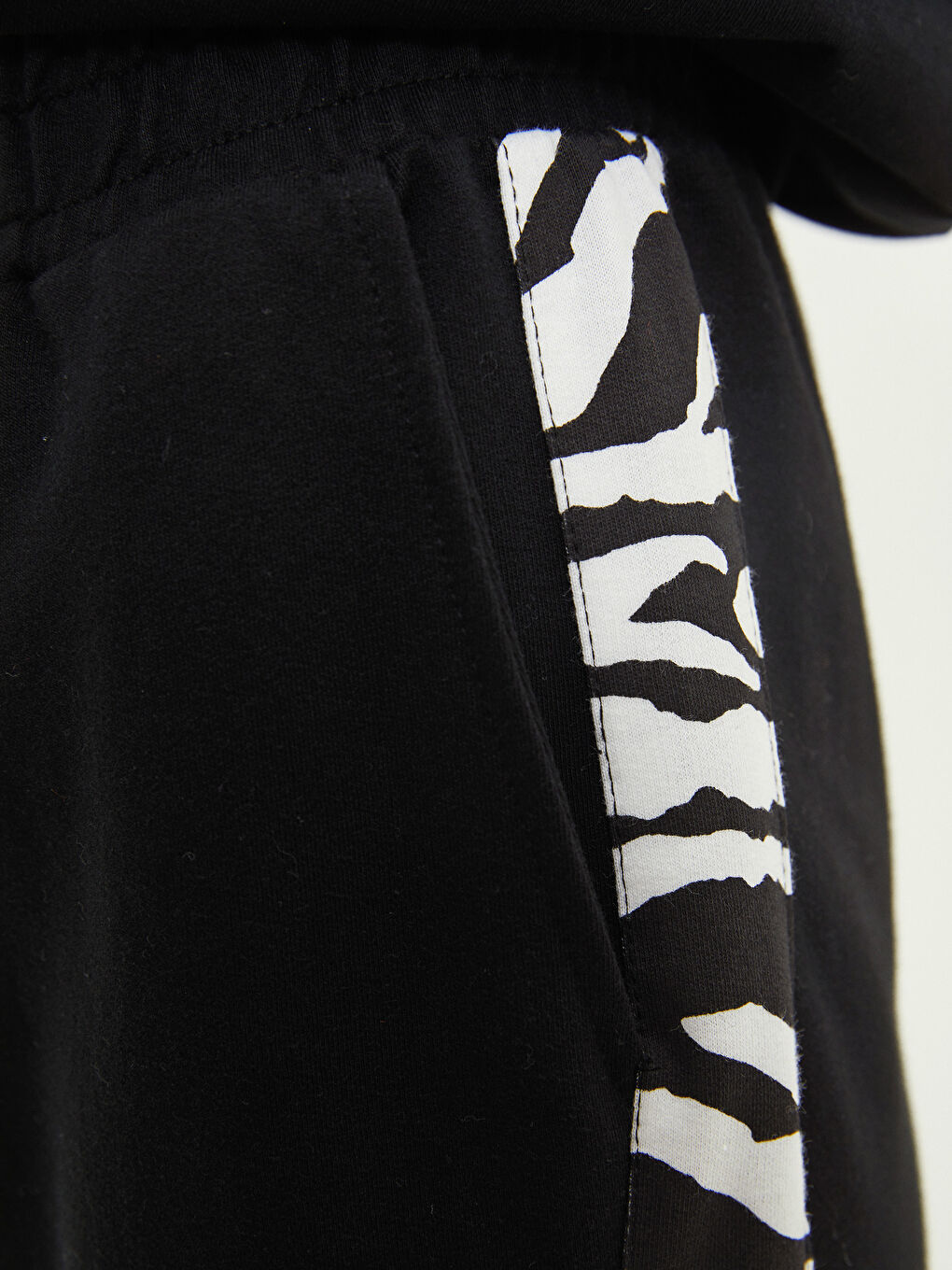 Siyah Beli Lastikli Baskılı Cep Detaylı Kadın Jogger Eşofman Altı-6