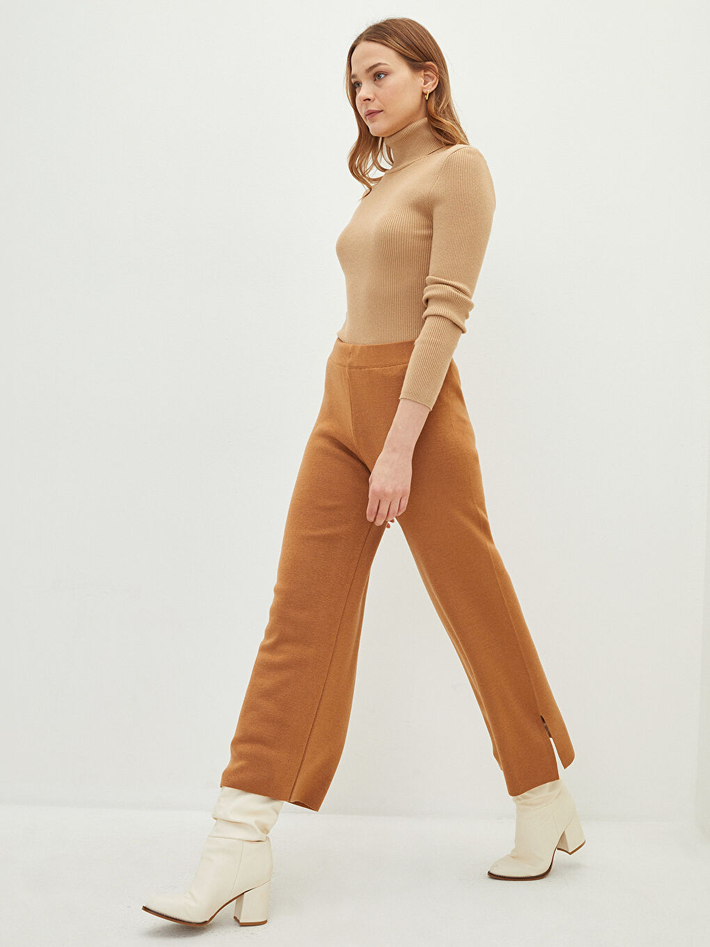 Дамски трикотажни панталони с еластична талия и изчистен дизайн