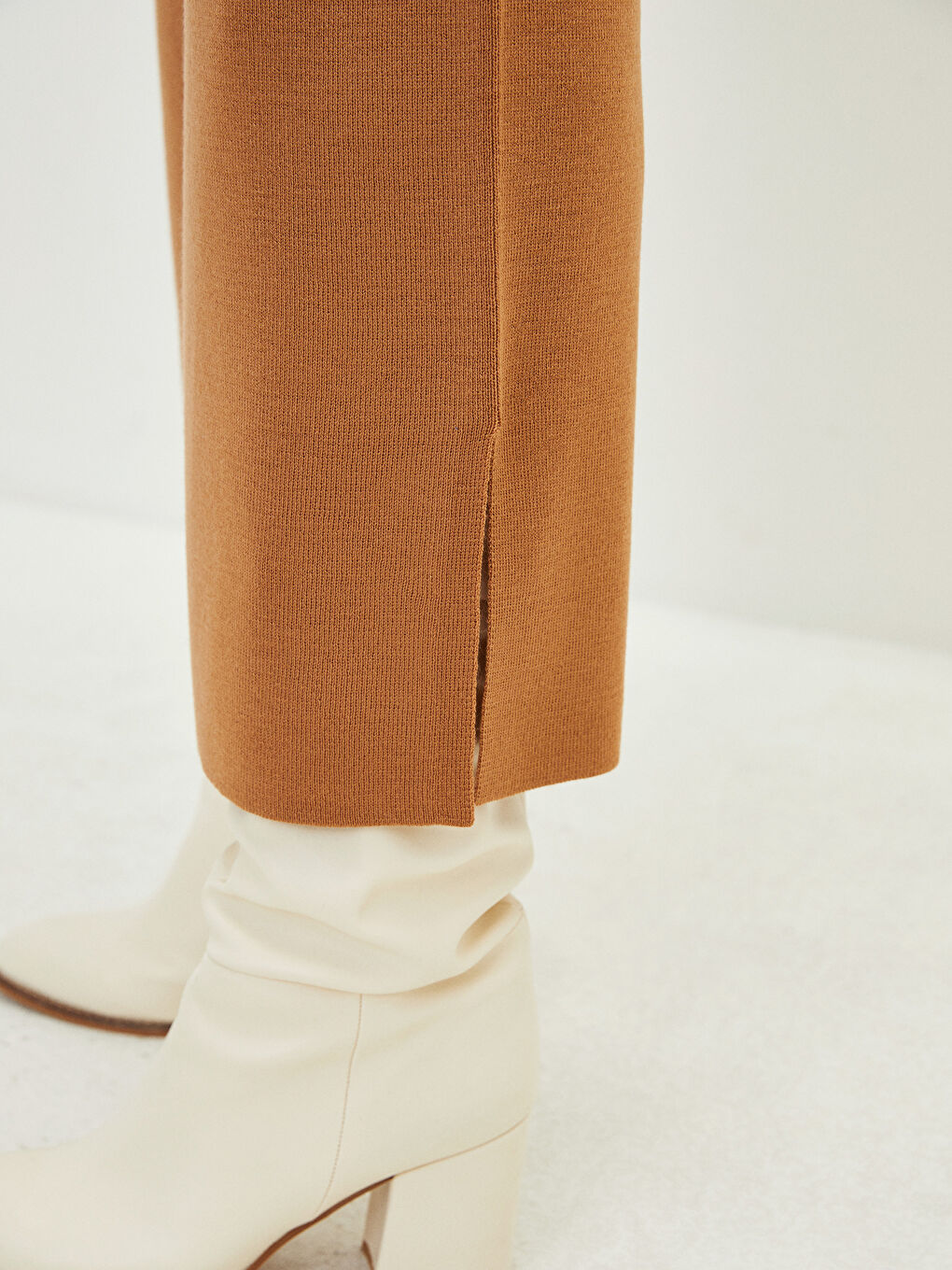 Дамски трикотажни панталони с еластична талия и изчистен дизайн-3