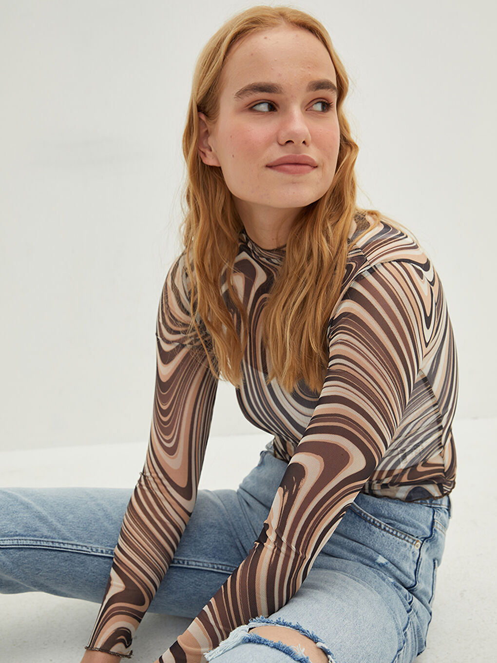 Kahverengi Dik Yaka Desenli Uzun Kollu Kadın Tişört