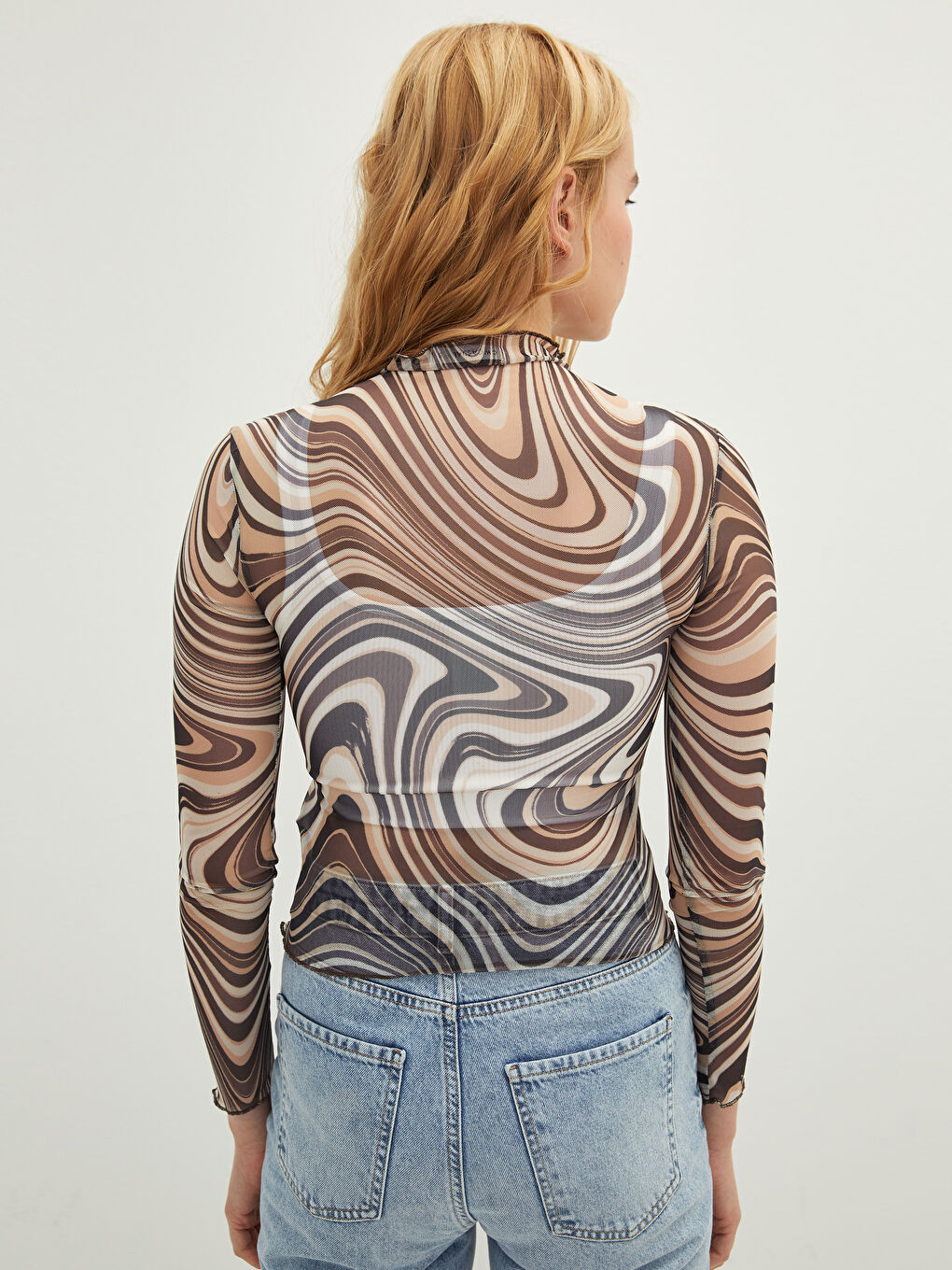 Kahverengi Dik Yaka Desenli Uzun Kollu Kadın Tişört-4