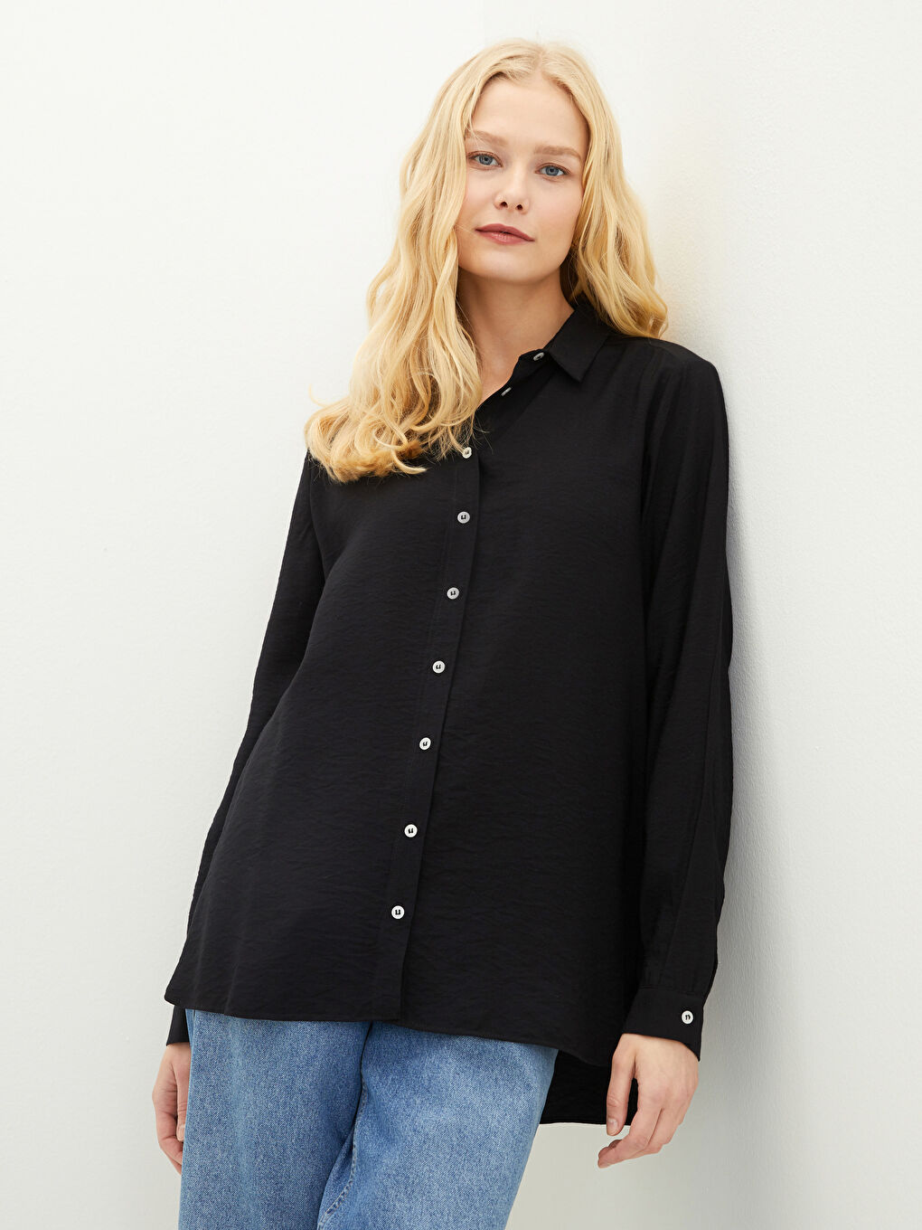 Chemise Pour Femmes En Crêpe Uni À Manches Longues Et Fermeture Boutonnée Sur Le Devant