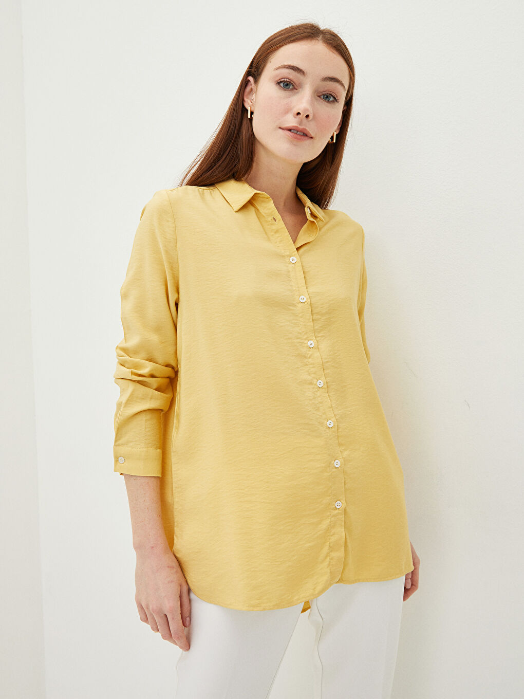 Chemise Pour Femmes En Crêpe Uni À Manches Longues Et Fermeture Boutonnée Sur Le Devant