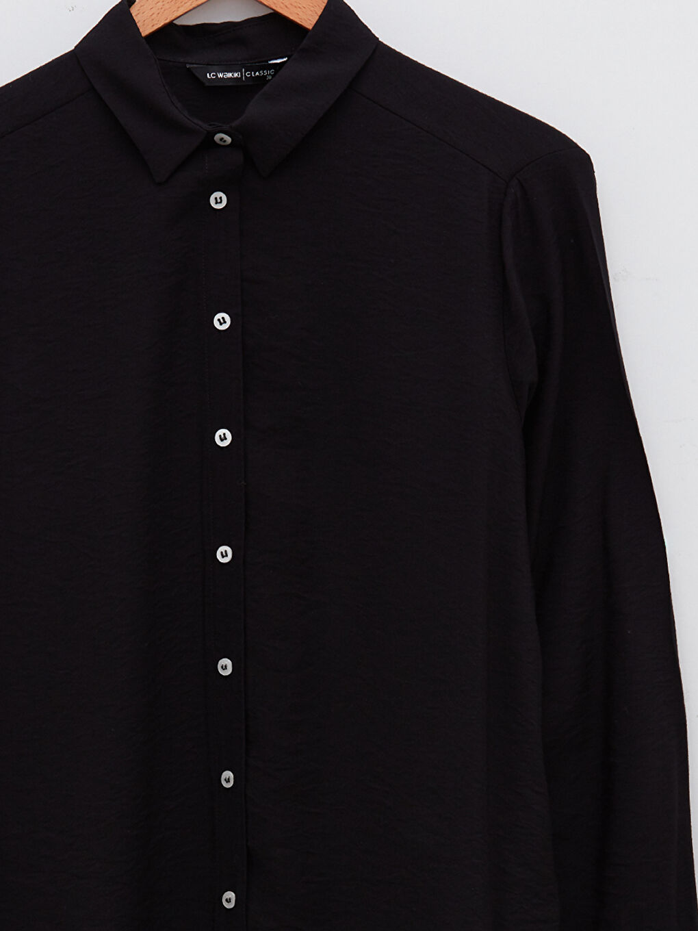 Chemise Pour Femmes En Crêpe Uni À Manches Longues Et Fermeture Boutonnée Sur Le Devant-7