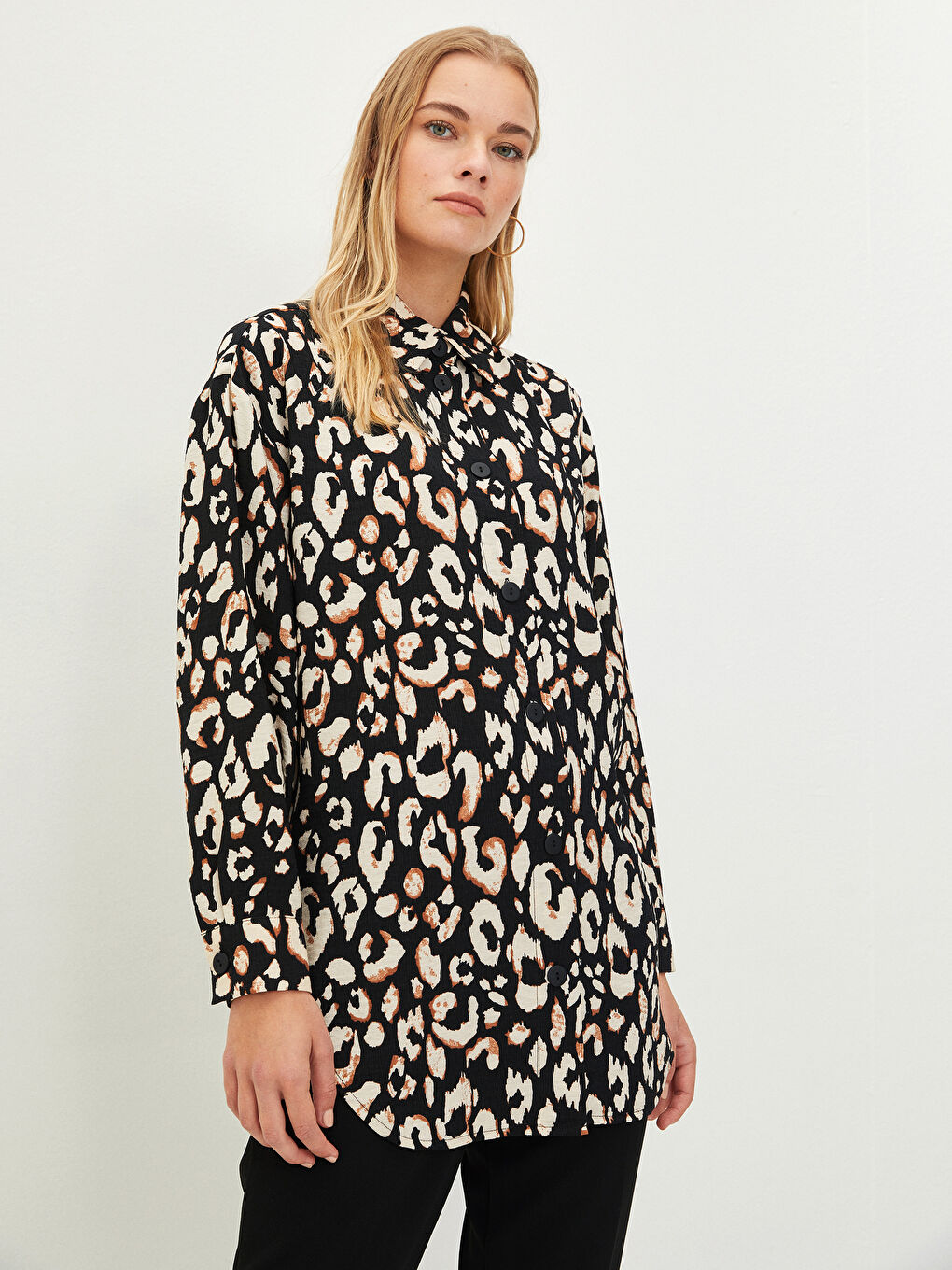 دوگمەی پێشەوە داخستن کراسی ئافرەتانی قۆڵ درێژ نەخشدار لە قوماشی چەرم دروست کراو-1