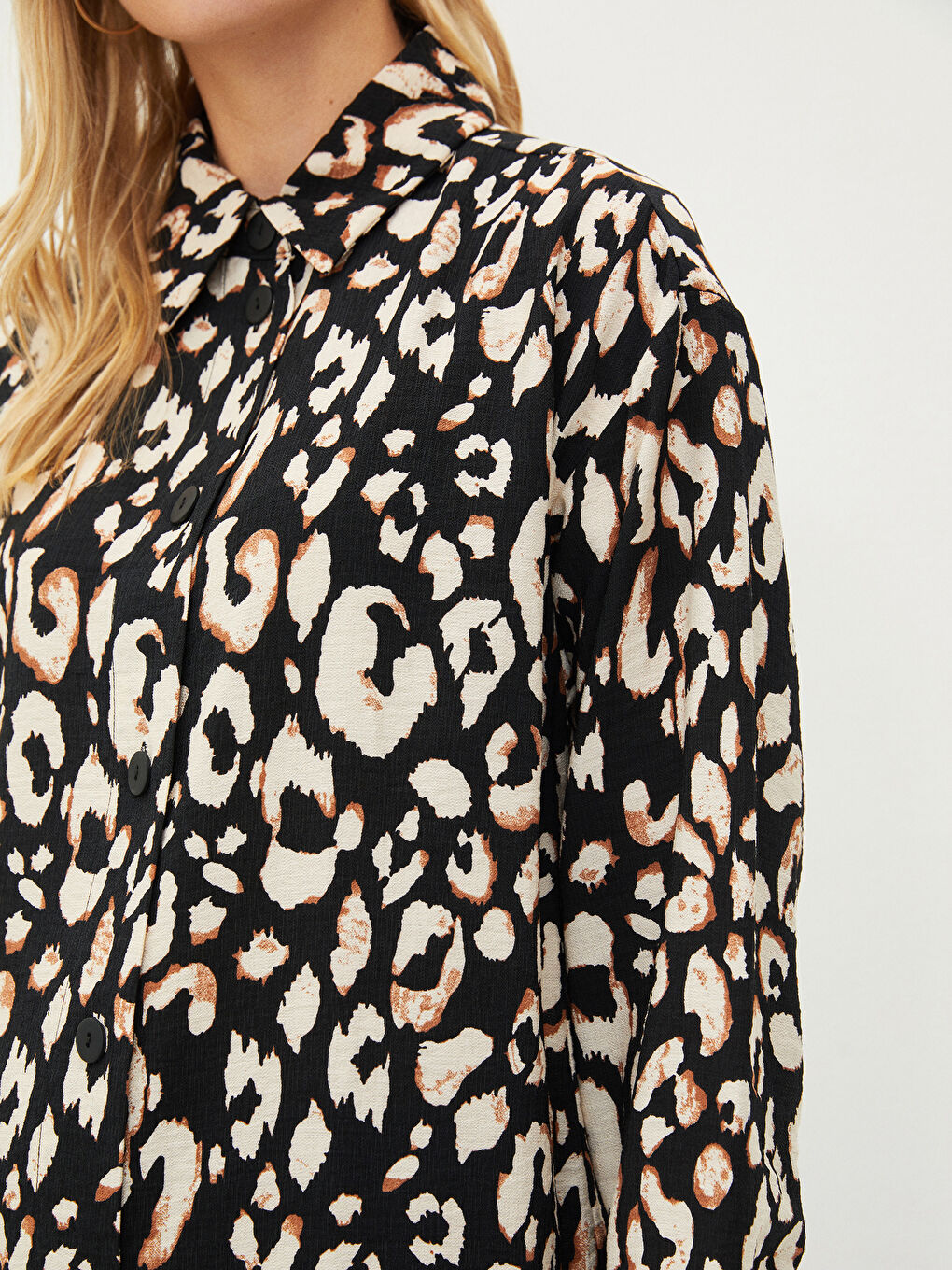 دوگمەی پێشەوە داخستن کراسی ئافرەتانی قۆڵ درێژ نەخشدار لە قوماشی چەرم دروست کراو-2