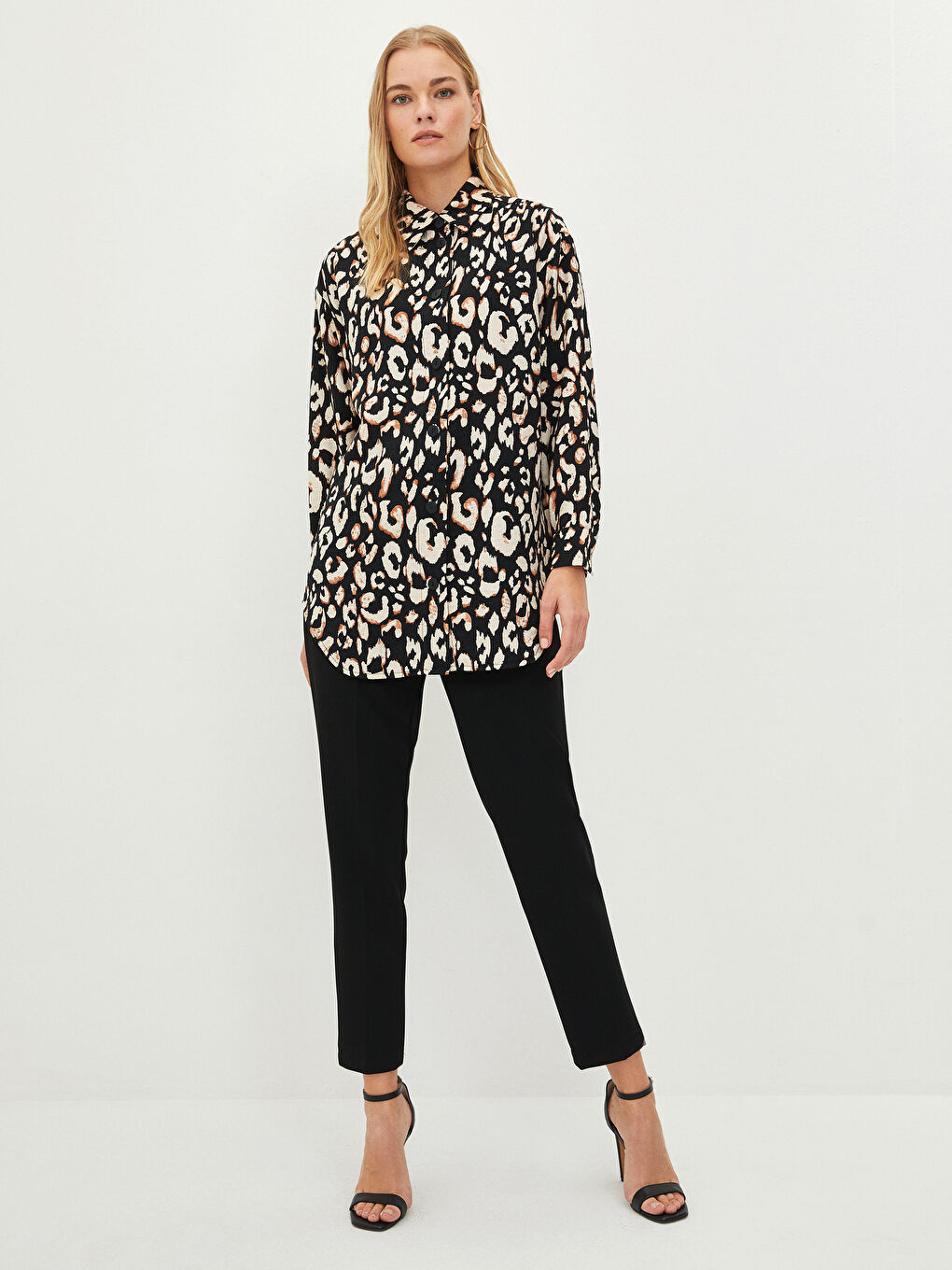 دوگمەی پێشەوە داخستن کراسی ئافرەتانی قۆڵ درێژ نەخشدار لە قوماشی چەرم دروست کراو-3