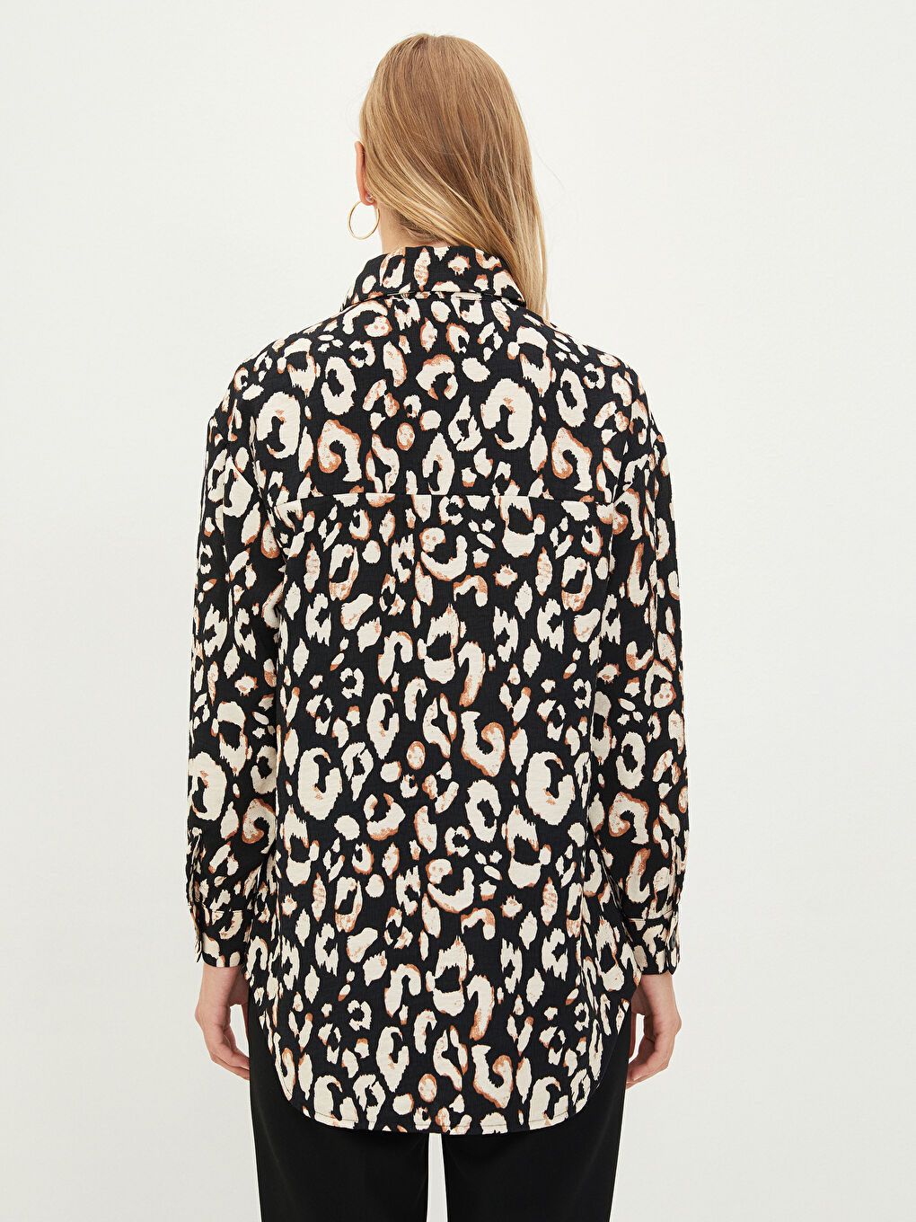 دوگمەی پێشەوە داخستن کراسی ئافرەتانی قۆڵ درێژ نەخشدار لە قوماشی چەرم دروست کراو-4