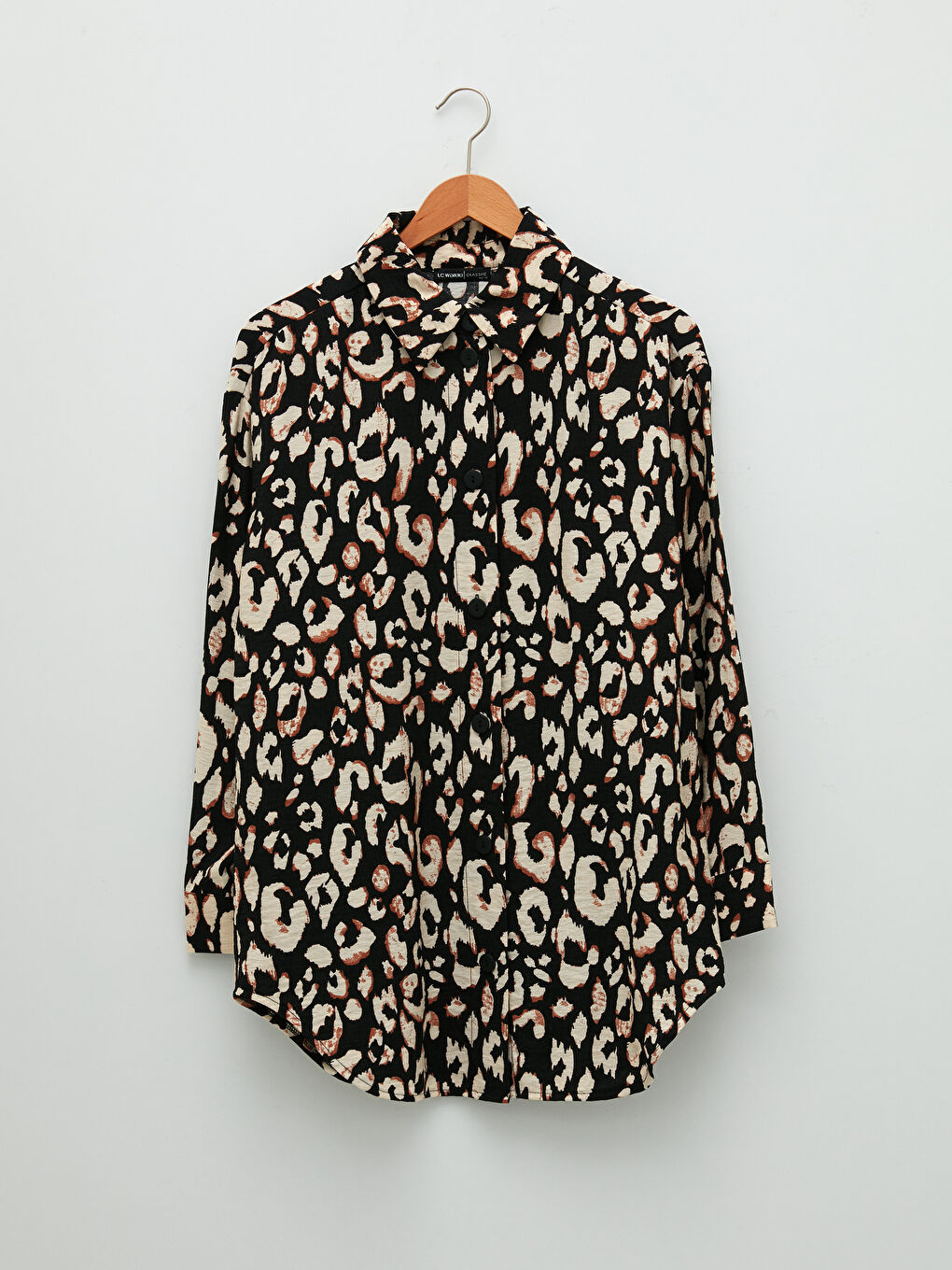 دوگمەی پێشەوە داخستن کراسی ئافرەتانی قۆڵ درێژ نەخشدار لە قوماشی چەرم دروست کراو-5