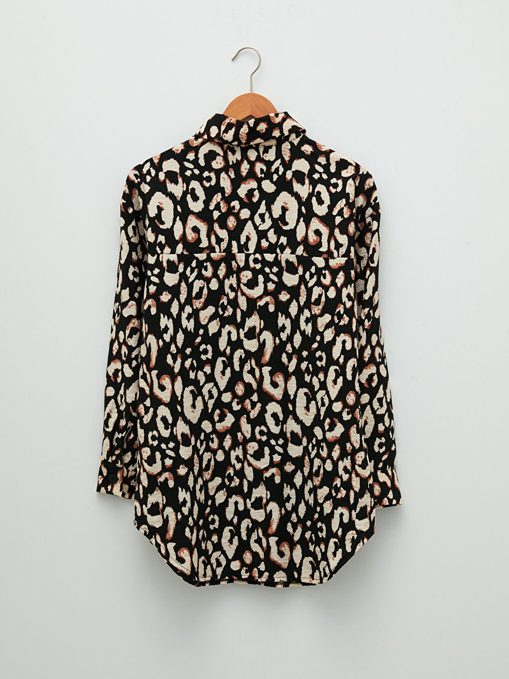 دوگمەی پێشەوە داخستن کراسی ئافرەتانی قۆڵ درێژ نەخشدار لە قوماشی چەرم دروست کراو-6