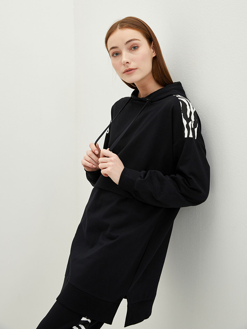 LCW Modest Kapuzensweatshirt-Tunika mit Muster und langen Ärmeln im Oversize-Stil für Damen -W1KH65Z8-RQN