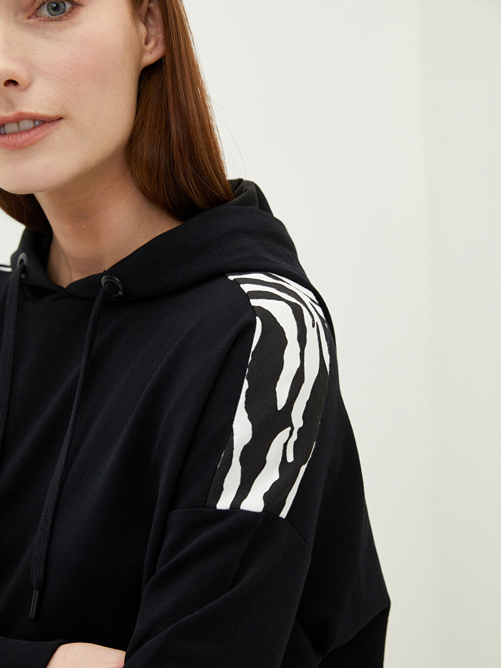 LCW Modest Kapuzensweatshirt-Tunika mit Muster und langen Ärmeln im Oversize-Stil für Damen -W1KH65Z8-RQN