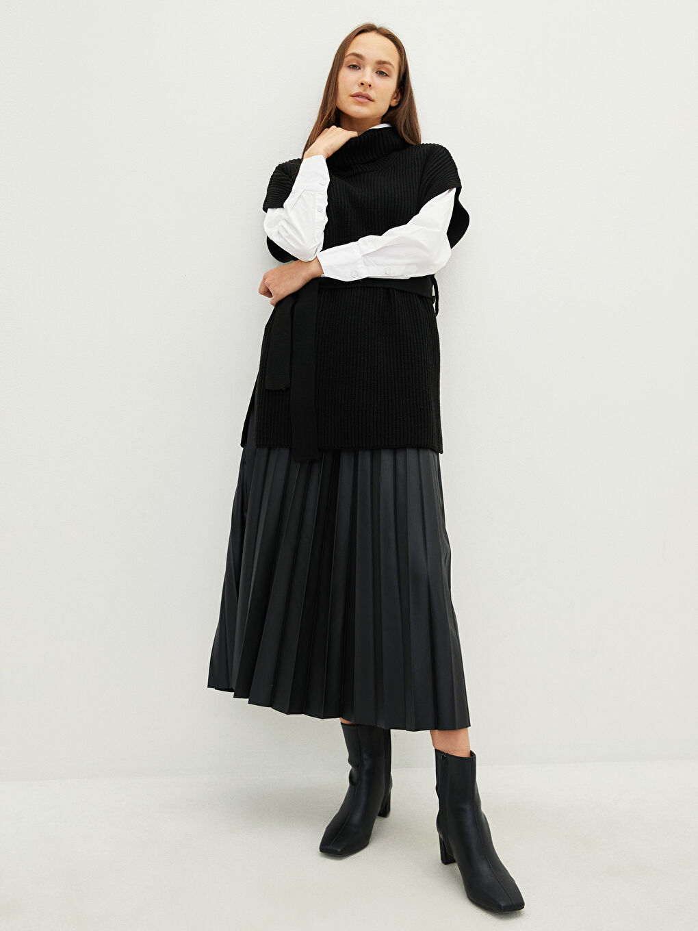 Siyah Beli Fermuarlı Düz Pileli Kadın Deri Görünümlü Etek