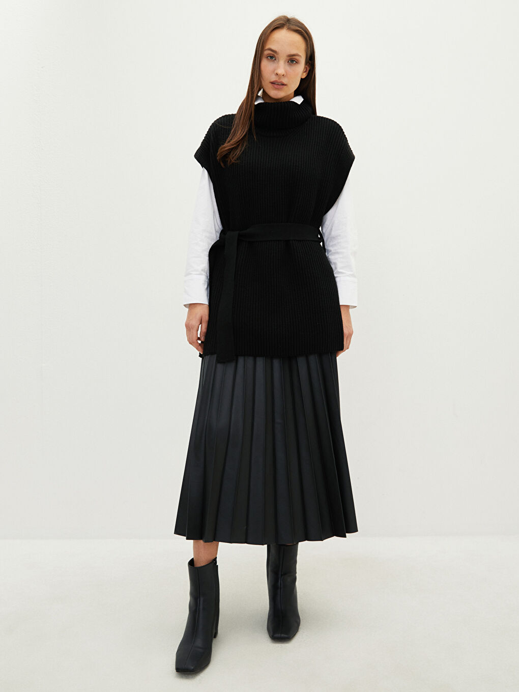 Siyah Beli Fermuarlı Düz Pileli Kadın Deri Görünümlü Etek-1