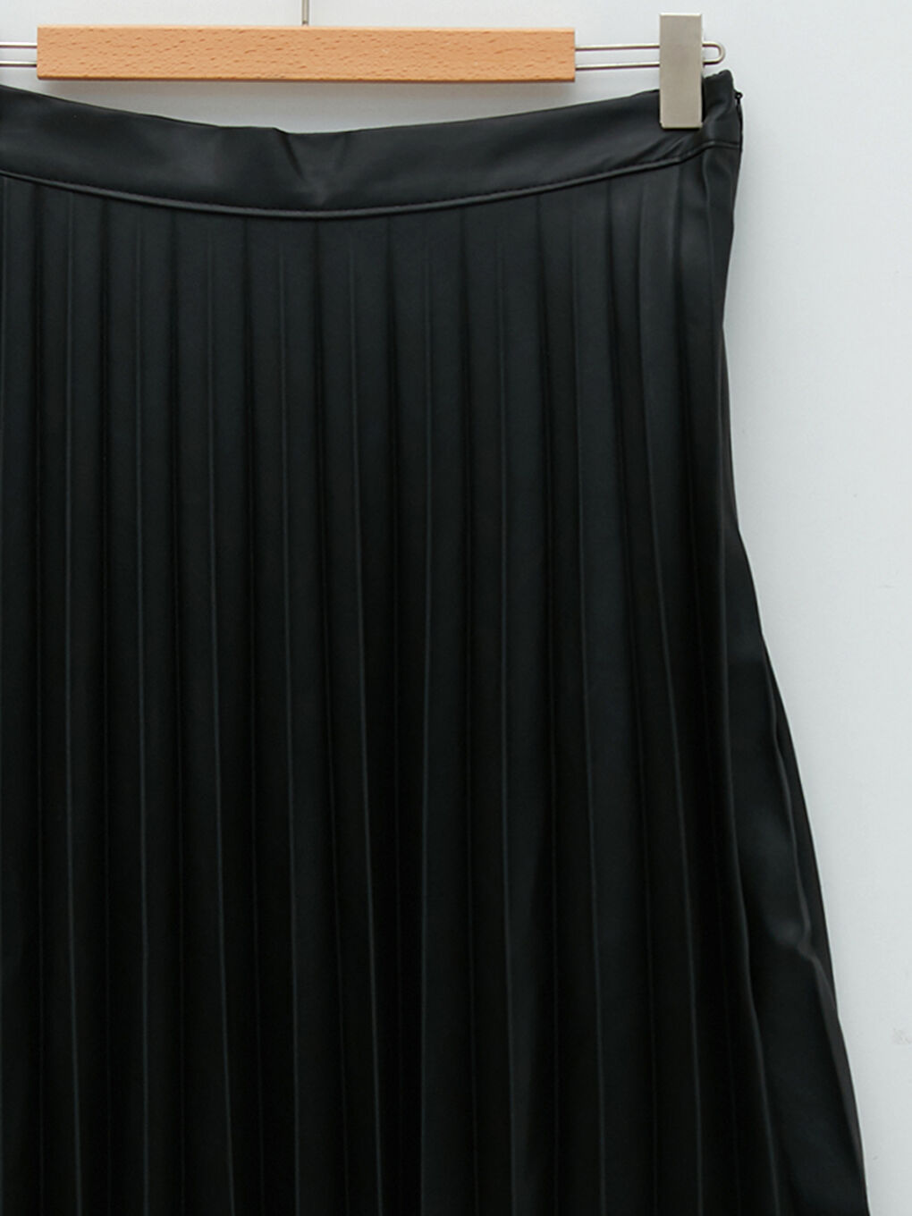 Siyah Beli Fermuarlı Düz Pileli Kadın Deri Görünümlü Etek-5