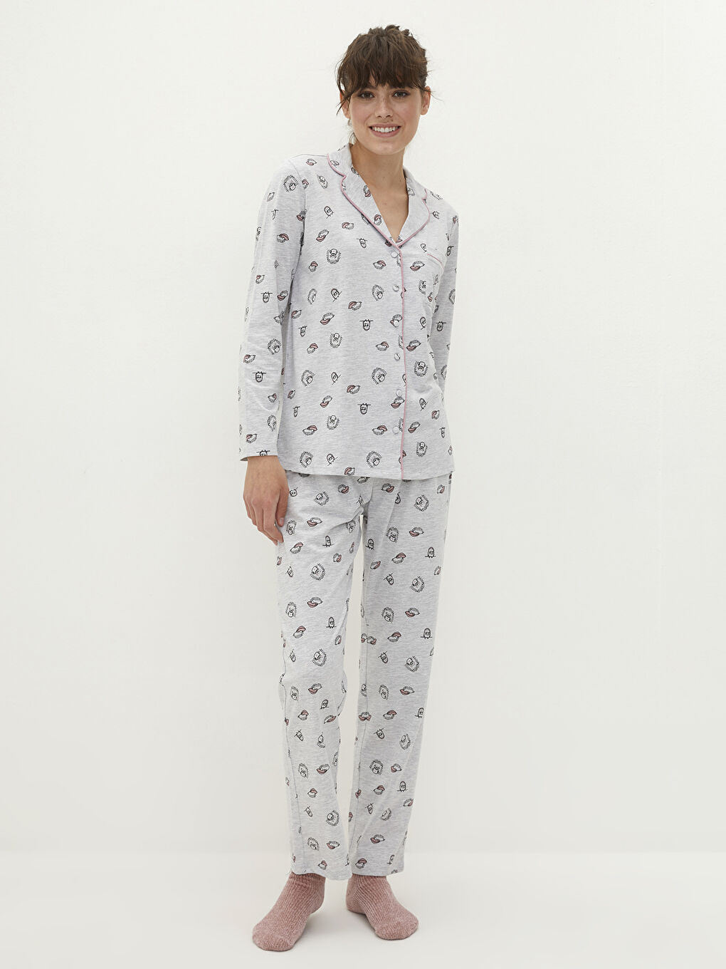 طقم بيجاما للسيدات بأكمام طويلة مطبوع بياقة قميص-1