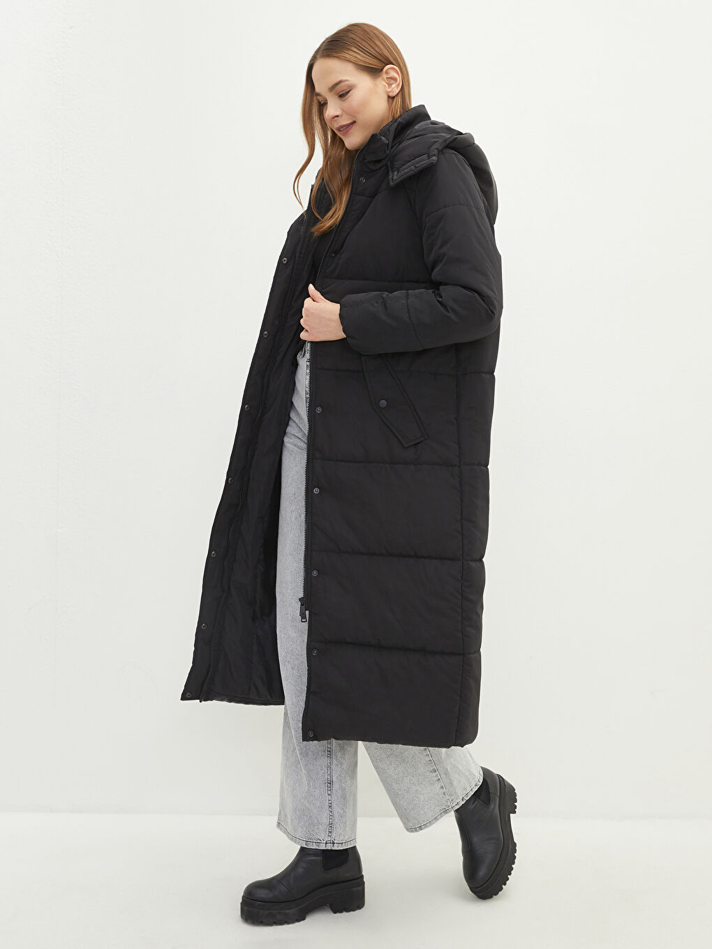 Siyah Kadın Kapüşonlu Düz Şişme Mont