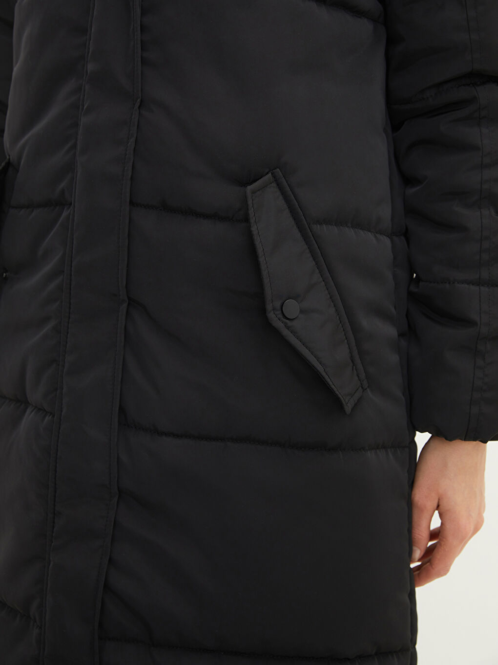 Siyah Kadın Kapüşonlu Düz Şişme Mont-4