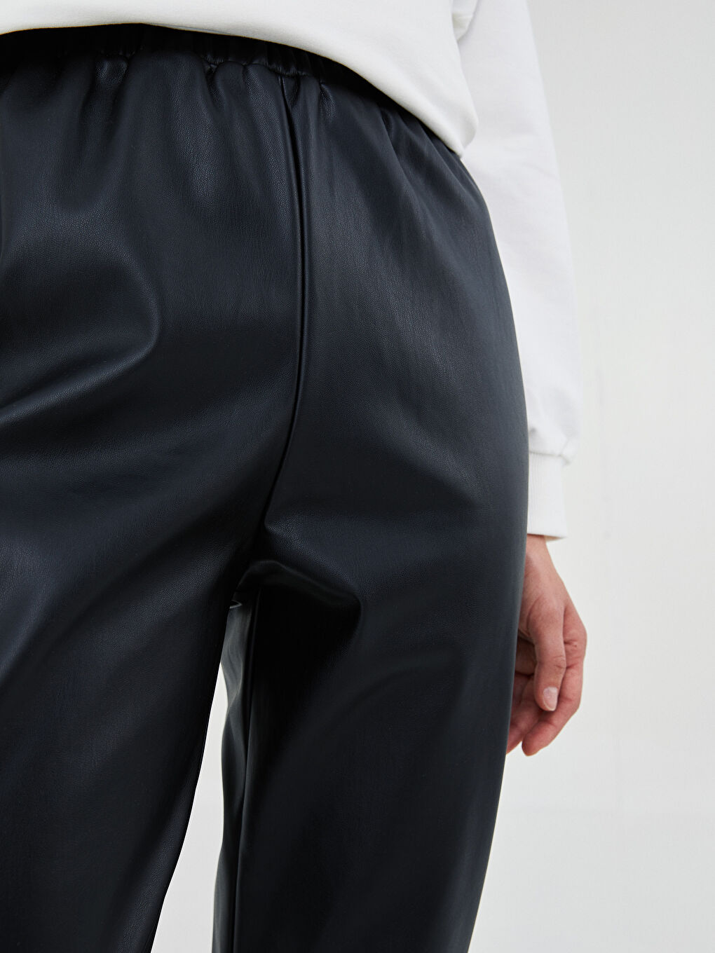 Damen Elastische Hose mit Geradem Schnitt im Lederlook-6