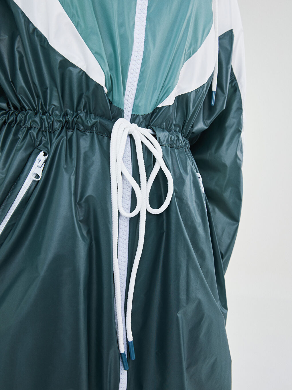QOOQ UP Hooded Color Block Long Sleeve Women's Raincoat