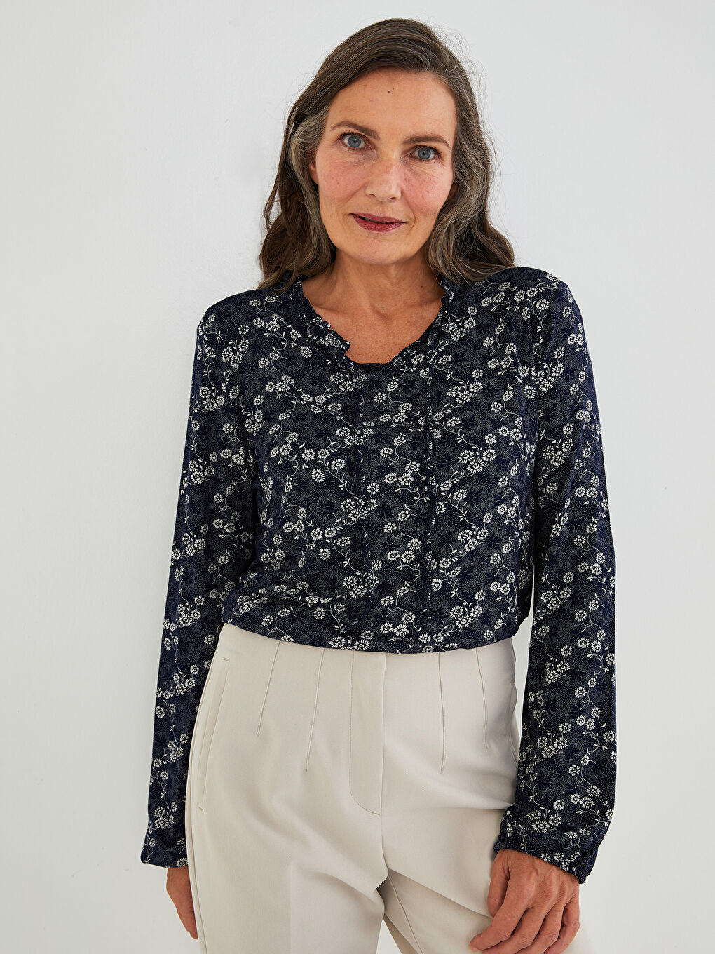 Lacivert Fırfırlı Bağlamalı Yaka Çiçekli Uzun Kollu Kadın Bluz